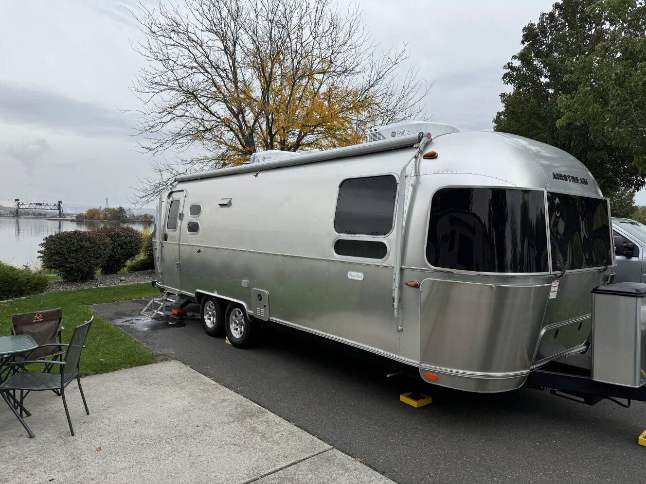 A photo of this 2024 Airstream FLYING CLOUD 27FB QUEEN