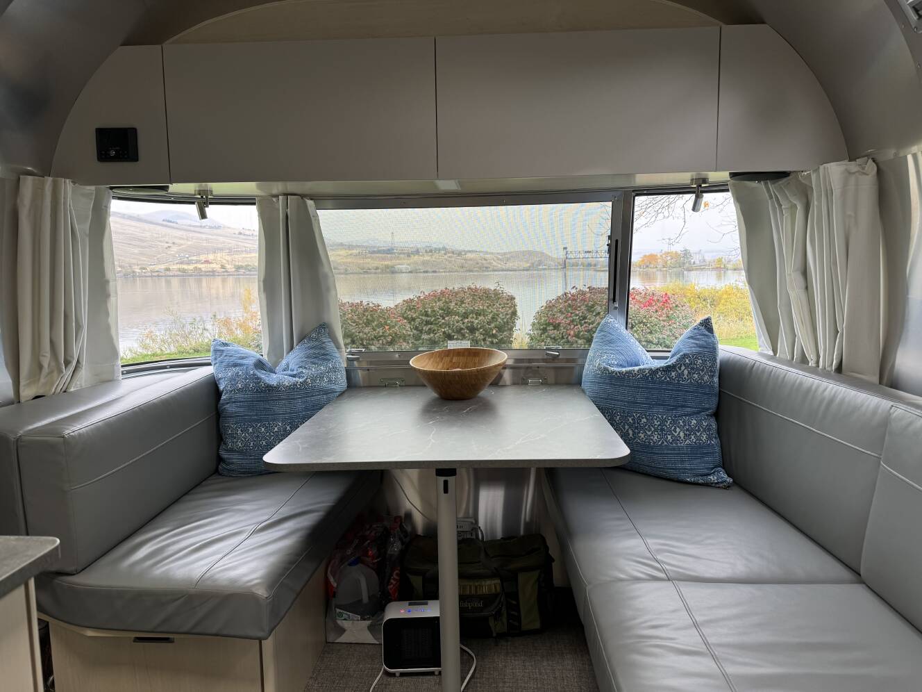 A photo of this 2024 Airstream FLYING CLOUD 27FB QUEEN