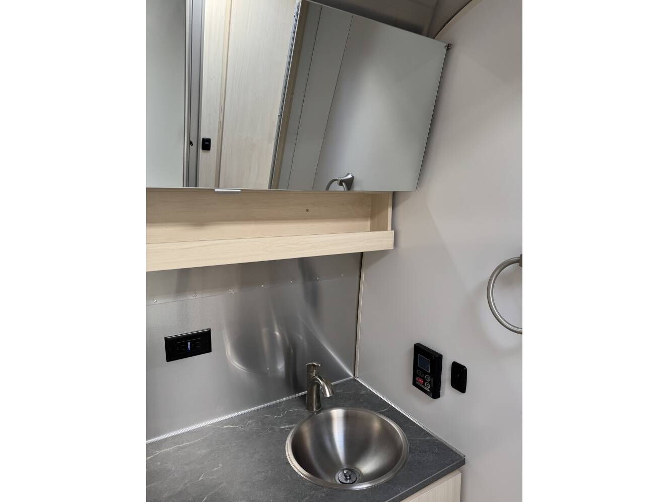 A photo of this 2024 Airstream FLYING CLOUD 27FB QUEEN