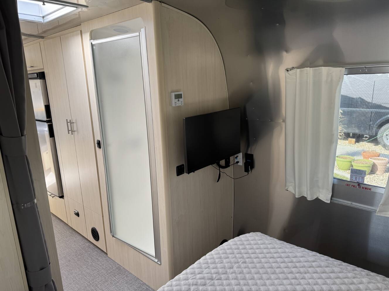 A photo of this 2024 Airstream FLYING CLOUD 27FB QUEEN