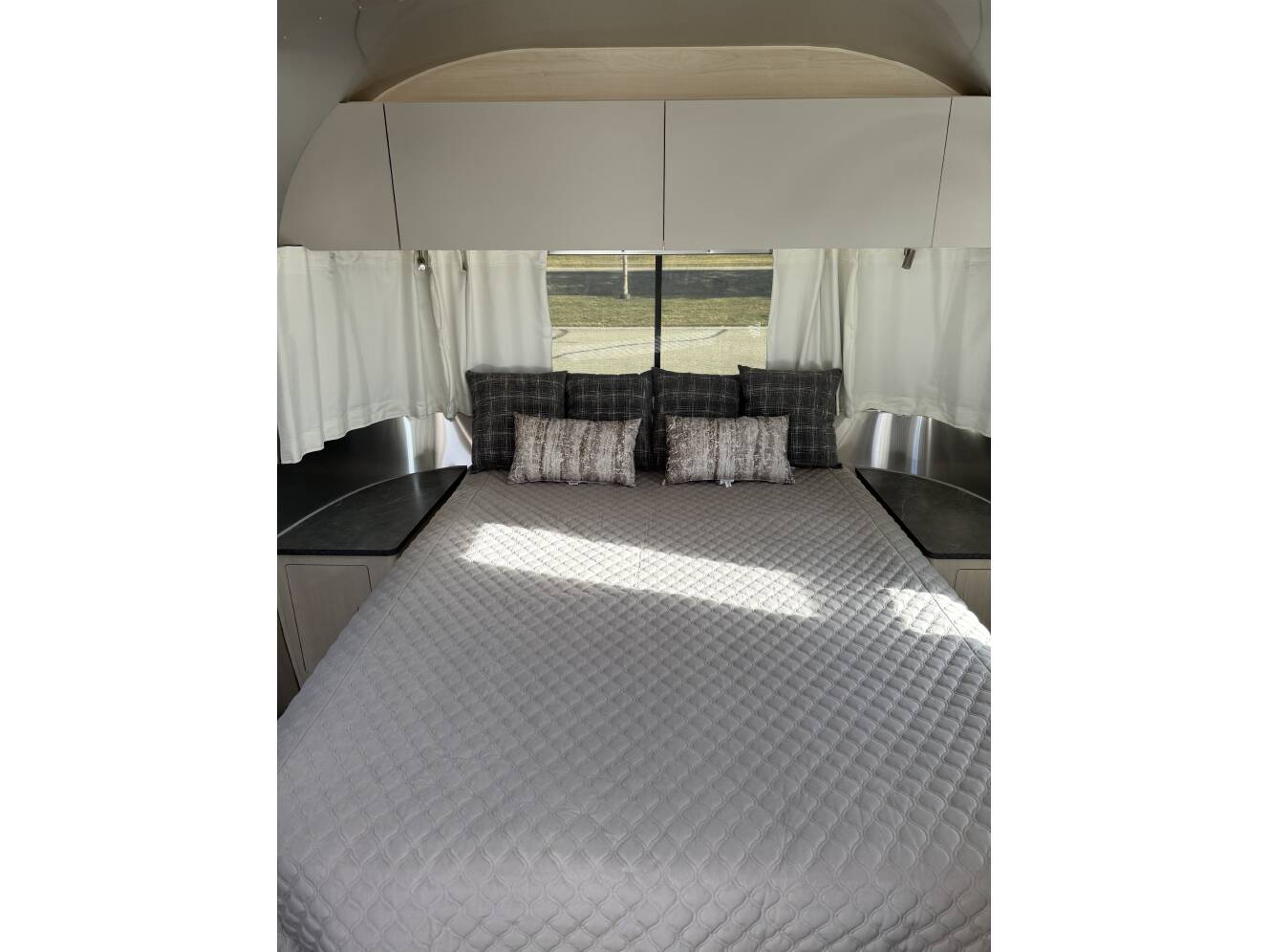 A photo of this 2024 Airstream FLYING CLOUD 27FB QUEEN