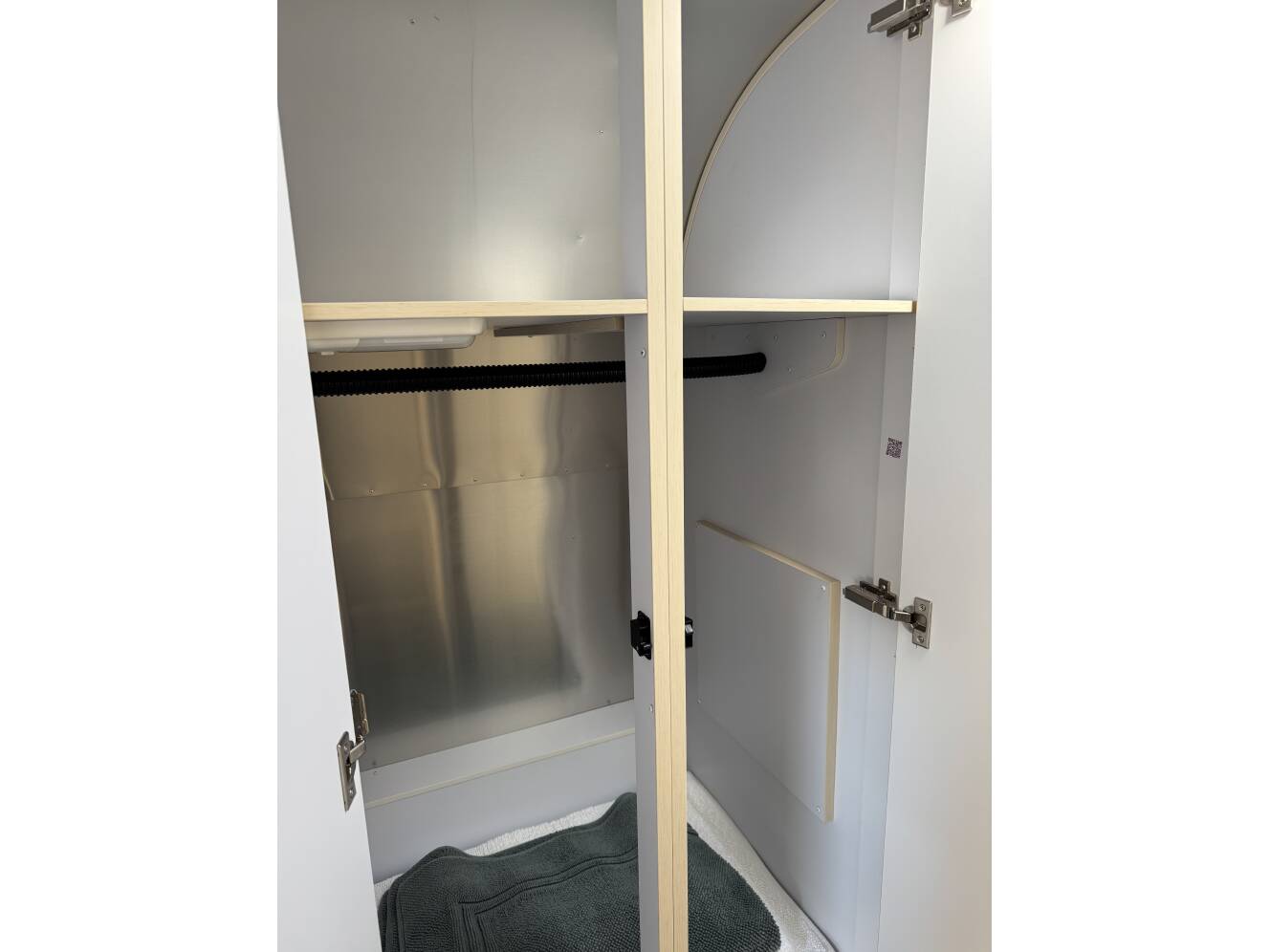 A photo of this 2024 Airstream FLYING CLOUD 27FB QUEEN
