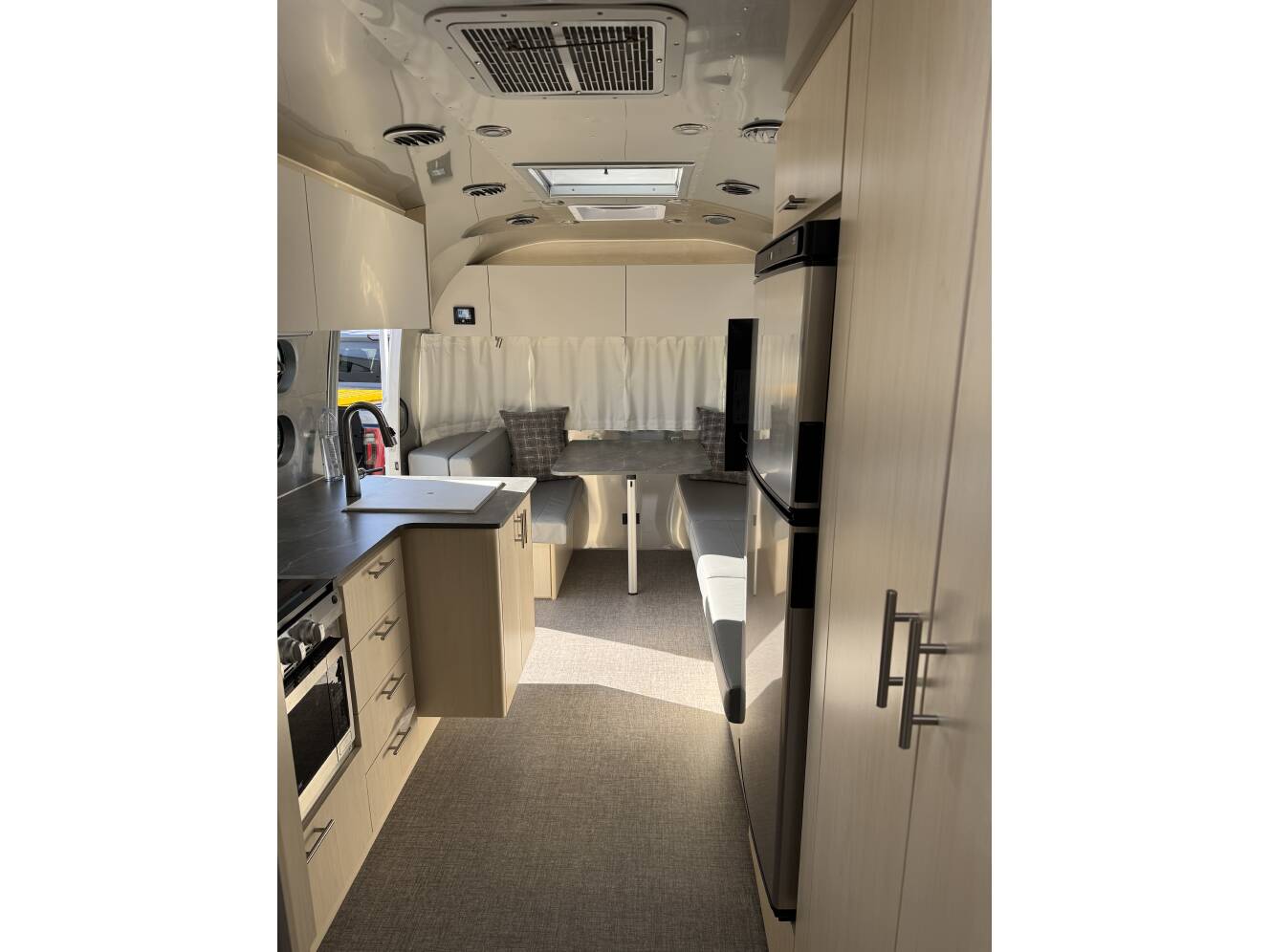 A photo of this 2024 Airstream FLYING CLOUD 27FB QUEEN