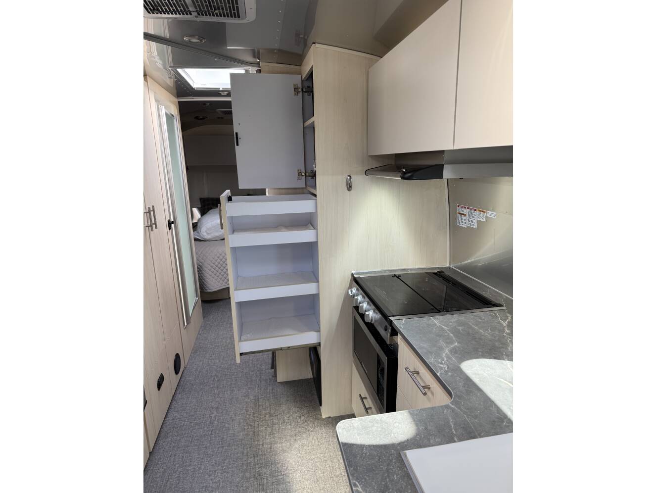 A photo of this 2024 Airstream FLYING CLOUD 27FB QUEEN