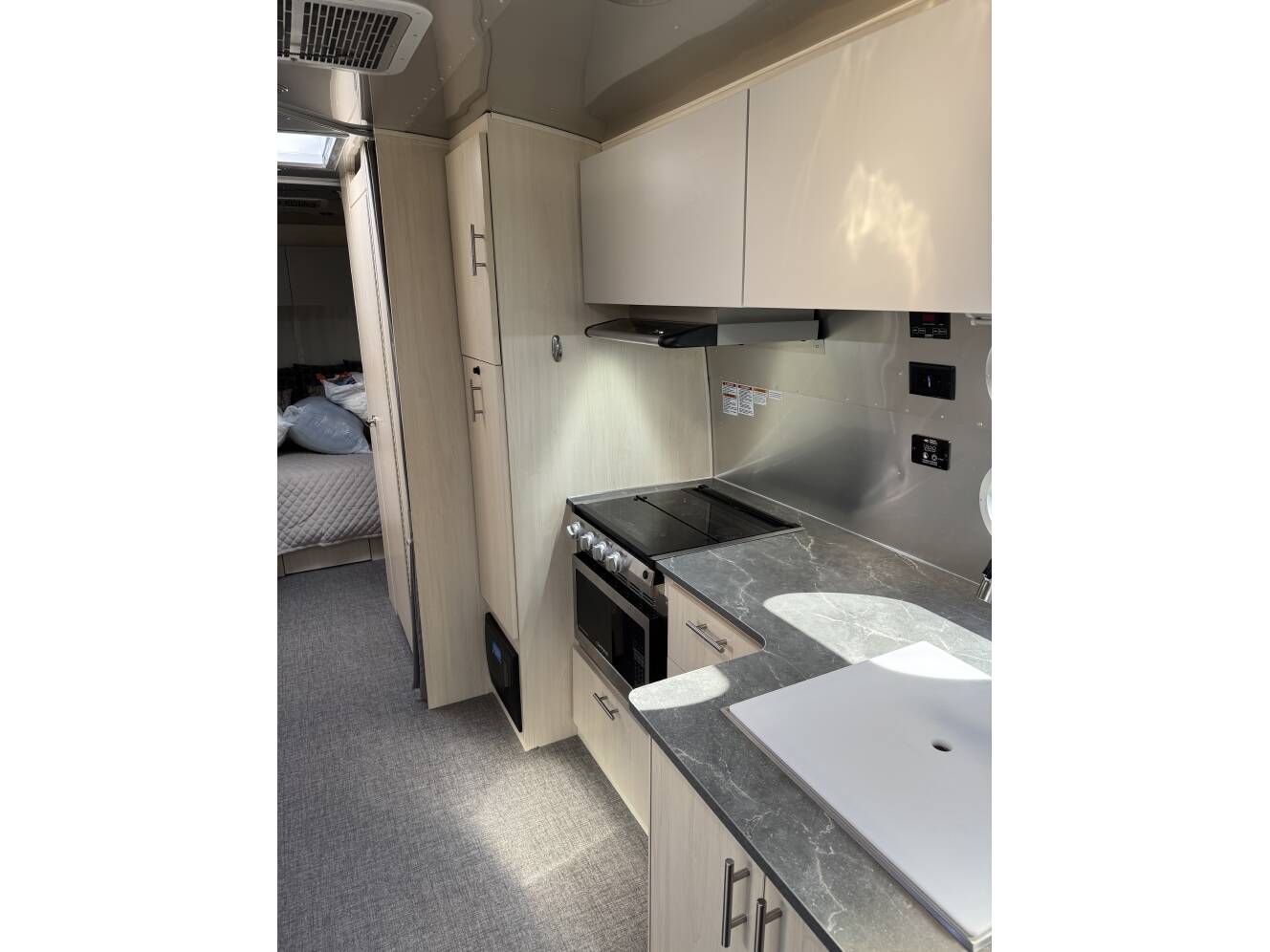 A photo of this 2024 Airstream FLYING CLOUD 27FB QUEEN