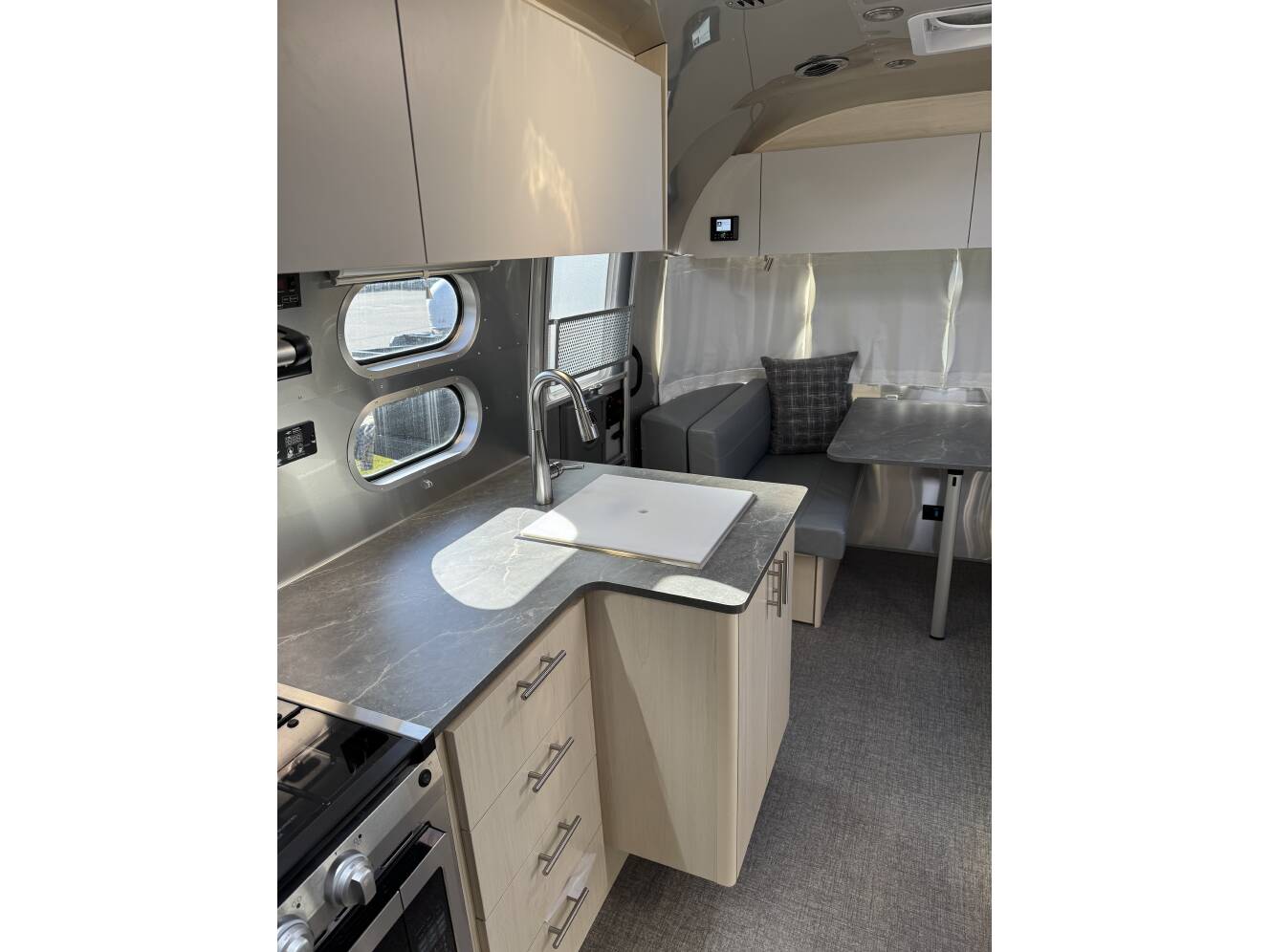 A photo of this 2024 Airstream FLYING CLOUD 27FB QUEEN