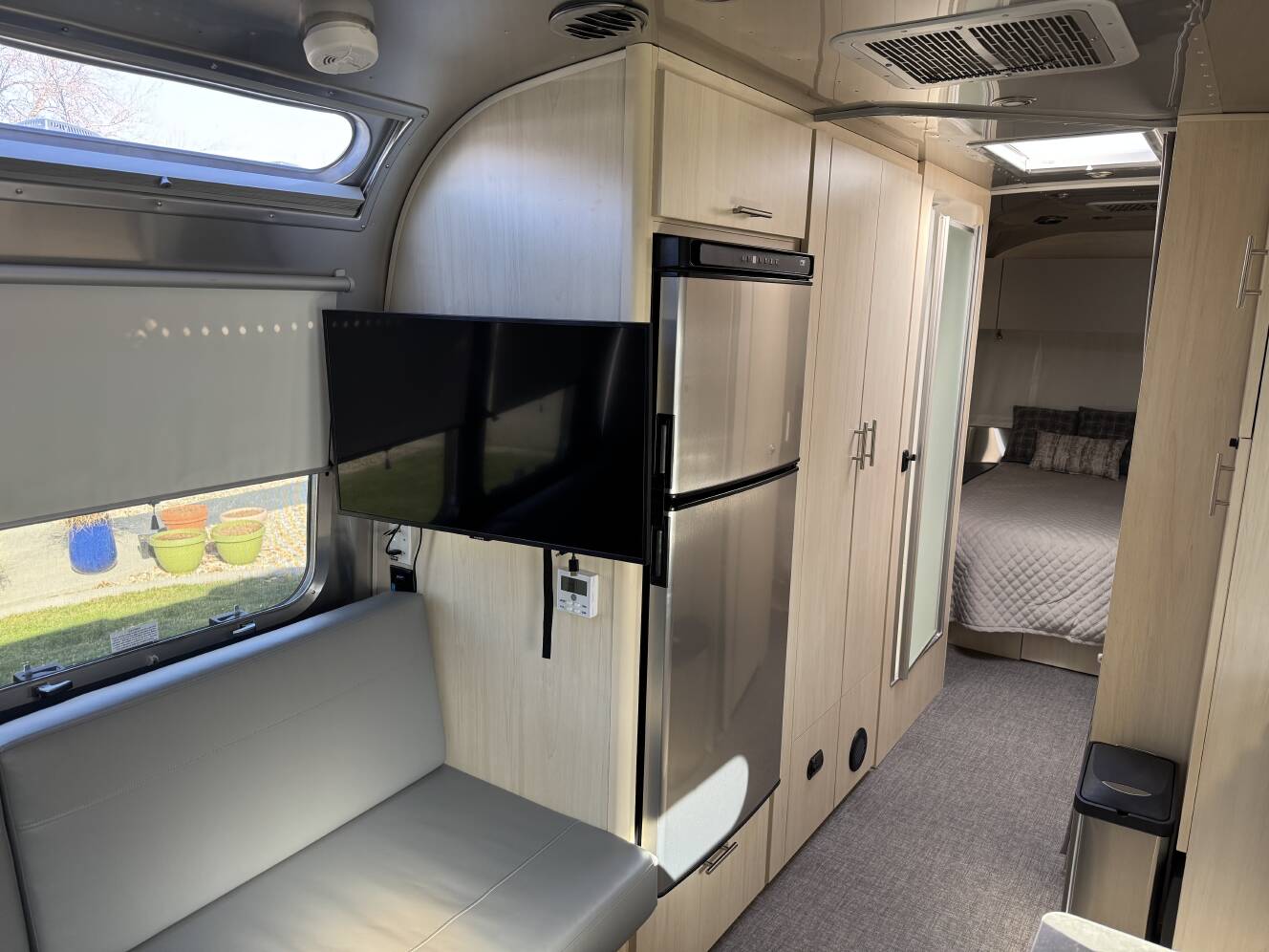 A photo of this 2024 Airstream FLYING CLOUD 27FB QUEEN
