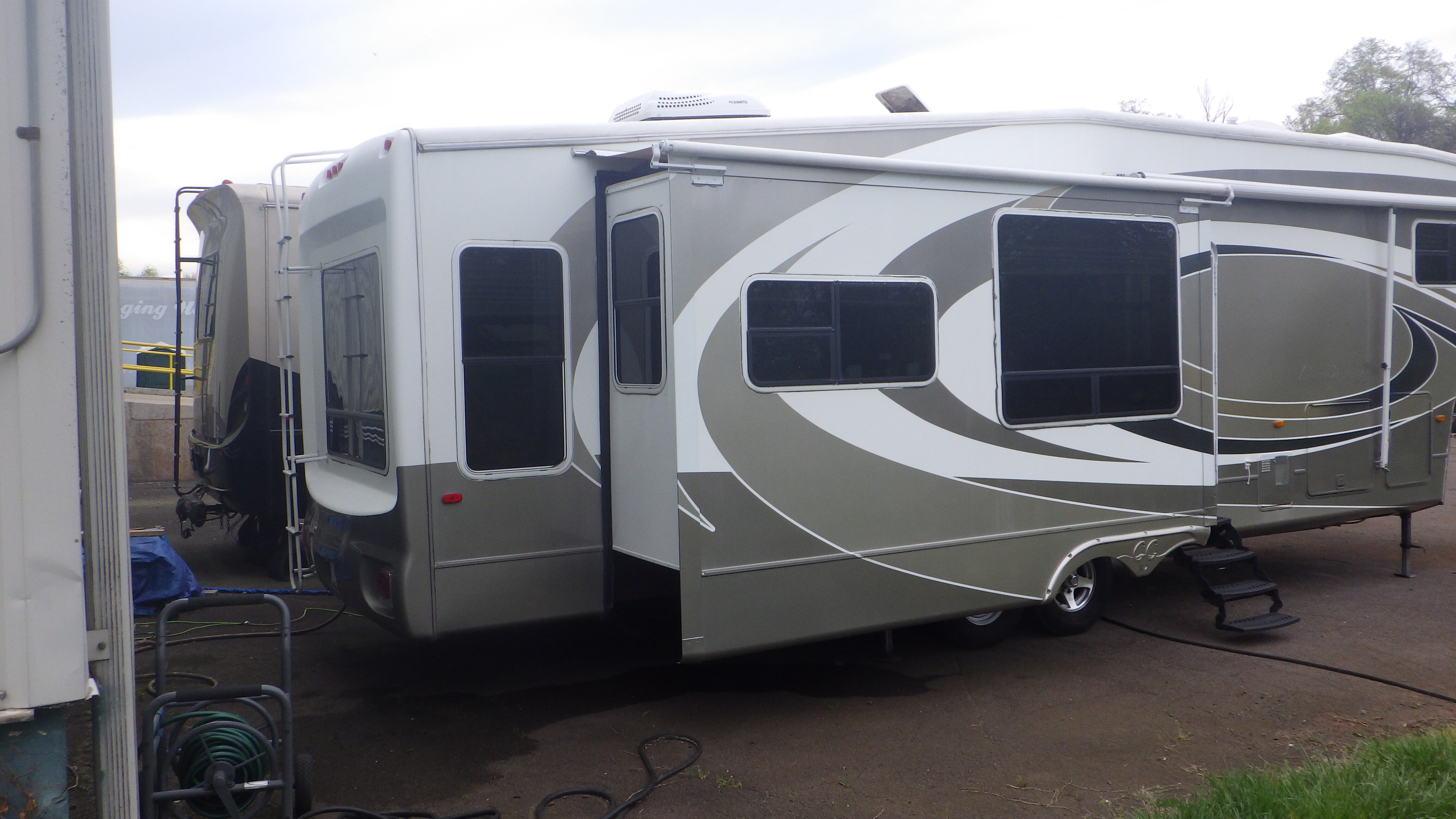 2006 Forest River CEDAR CREEK 36CDTS in elkwood VA