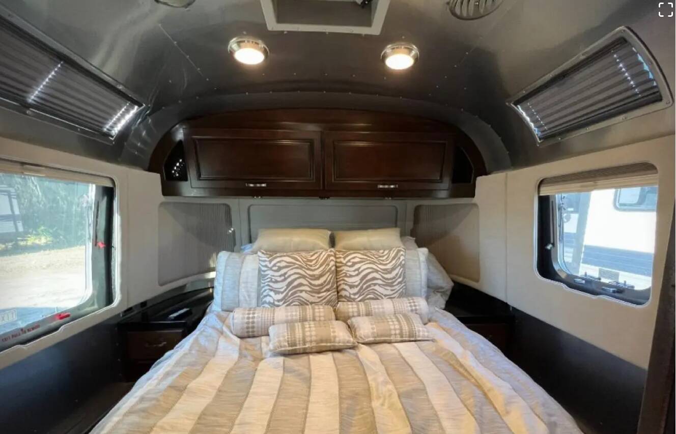 A photo of this 2018 Airstream CLASSIC 33FB