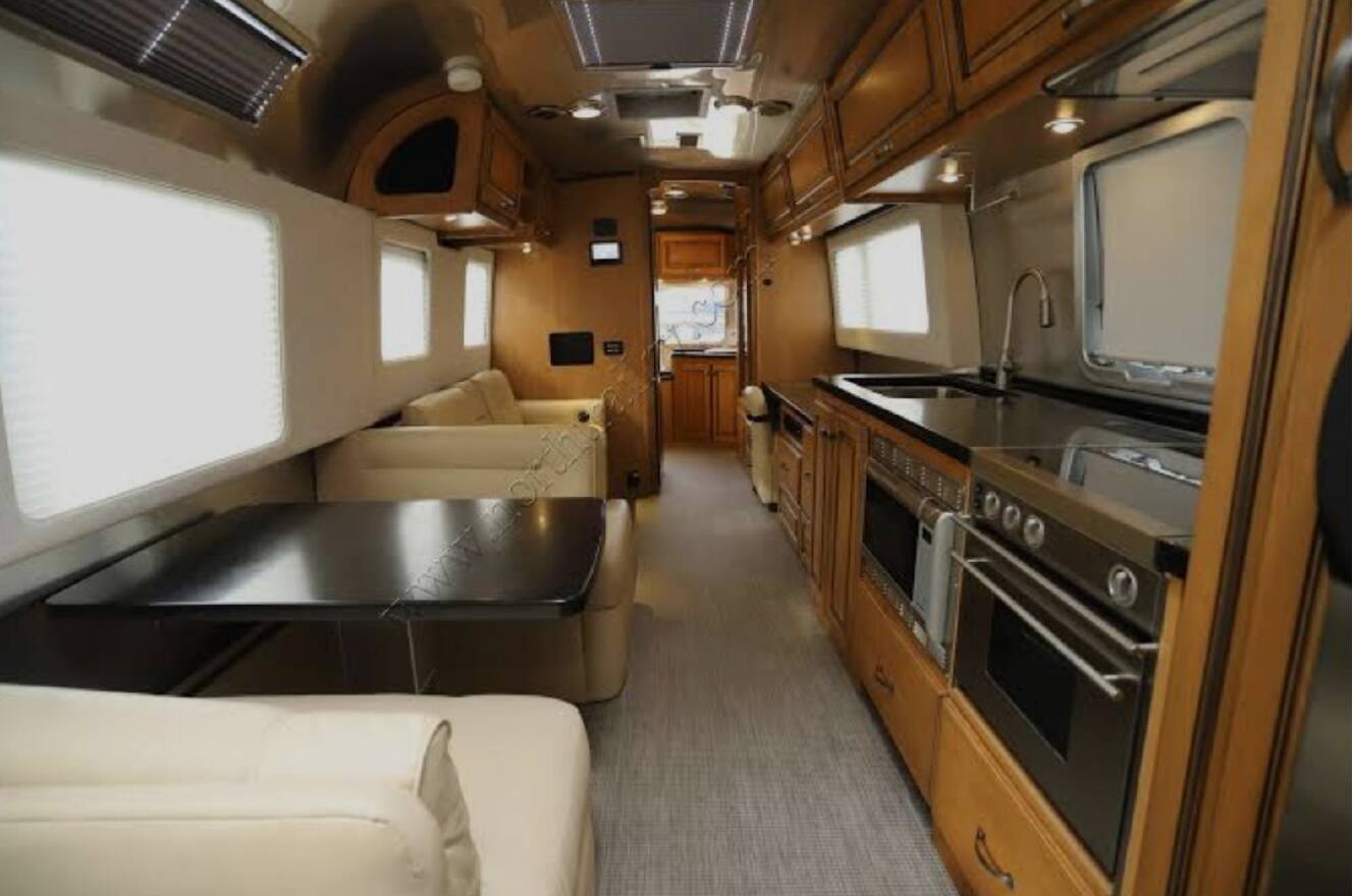 A photo of this 2018 Airstream CLASSIC 33FB