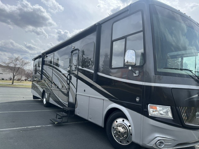 2016 Newmar CANYON STAR 3911 in rosemount MN