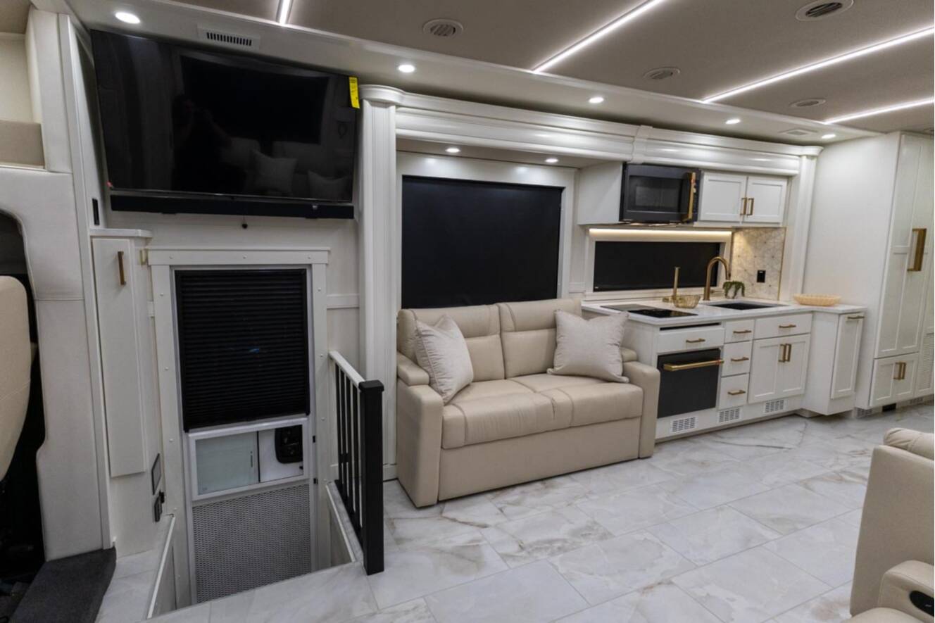 A photo of this 2026 Show Hauler ADVENTURE A4501