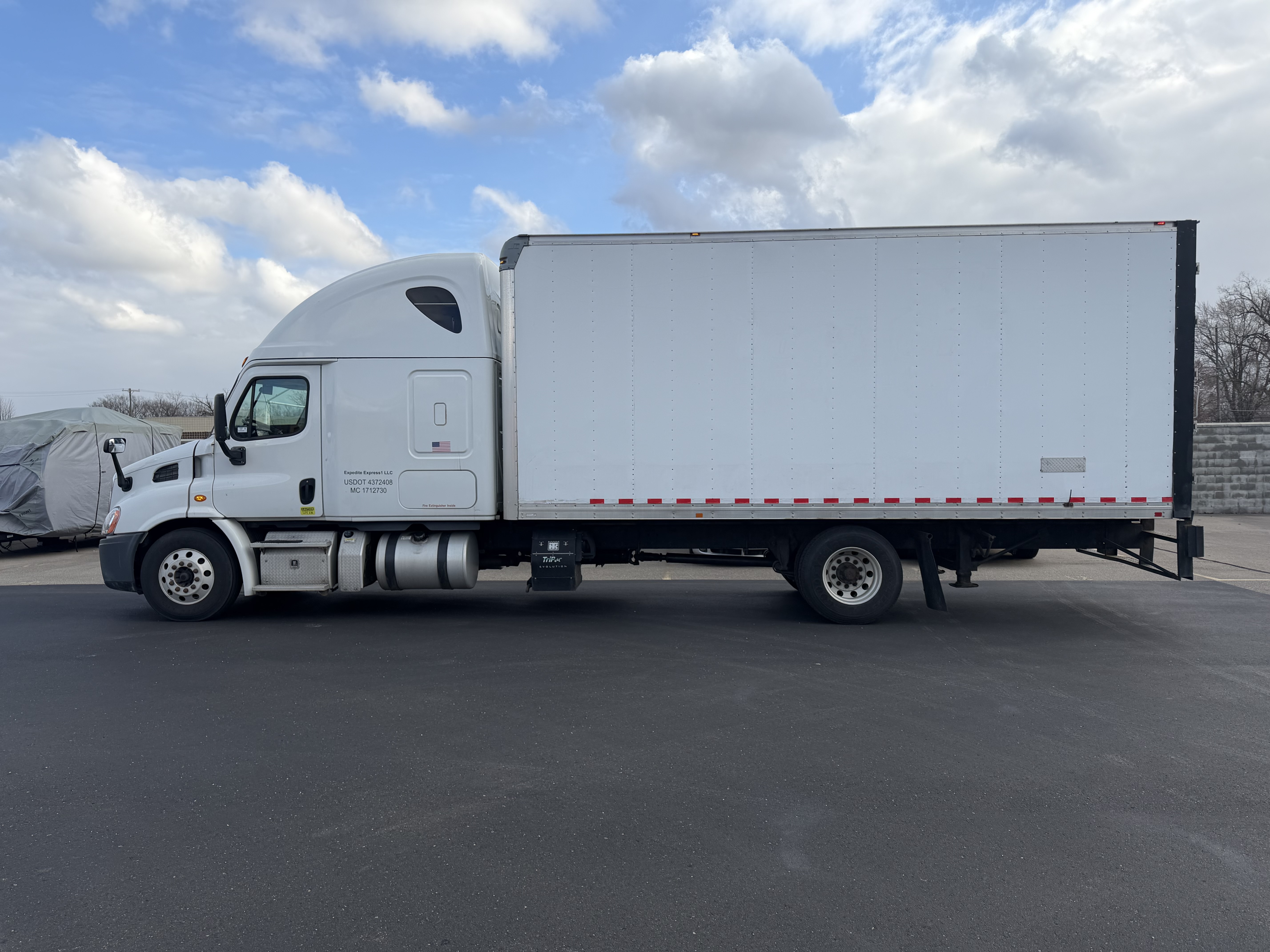 2015 FREIGHTLINER CASCADIA 113 in Dearborn Heights, MI