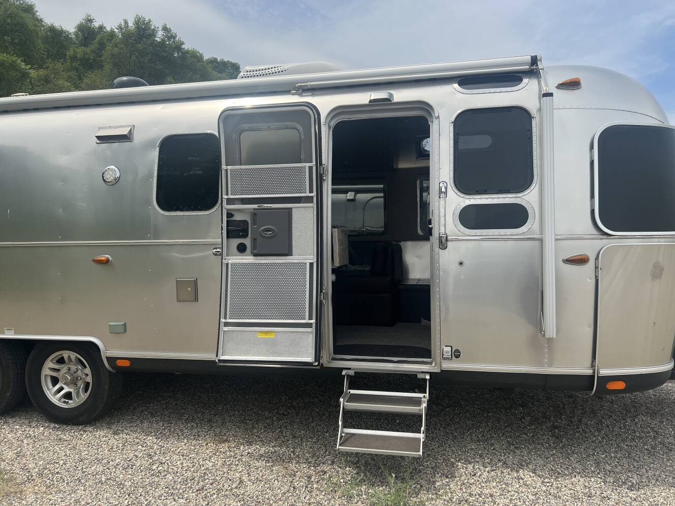 A photo of this 2016 Airstream CLASSIC 30RBT