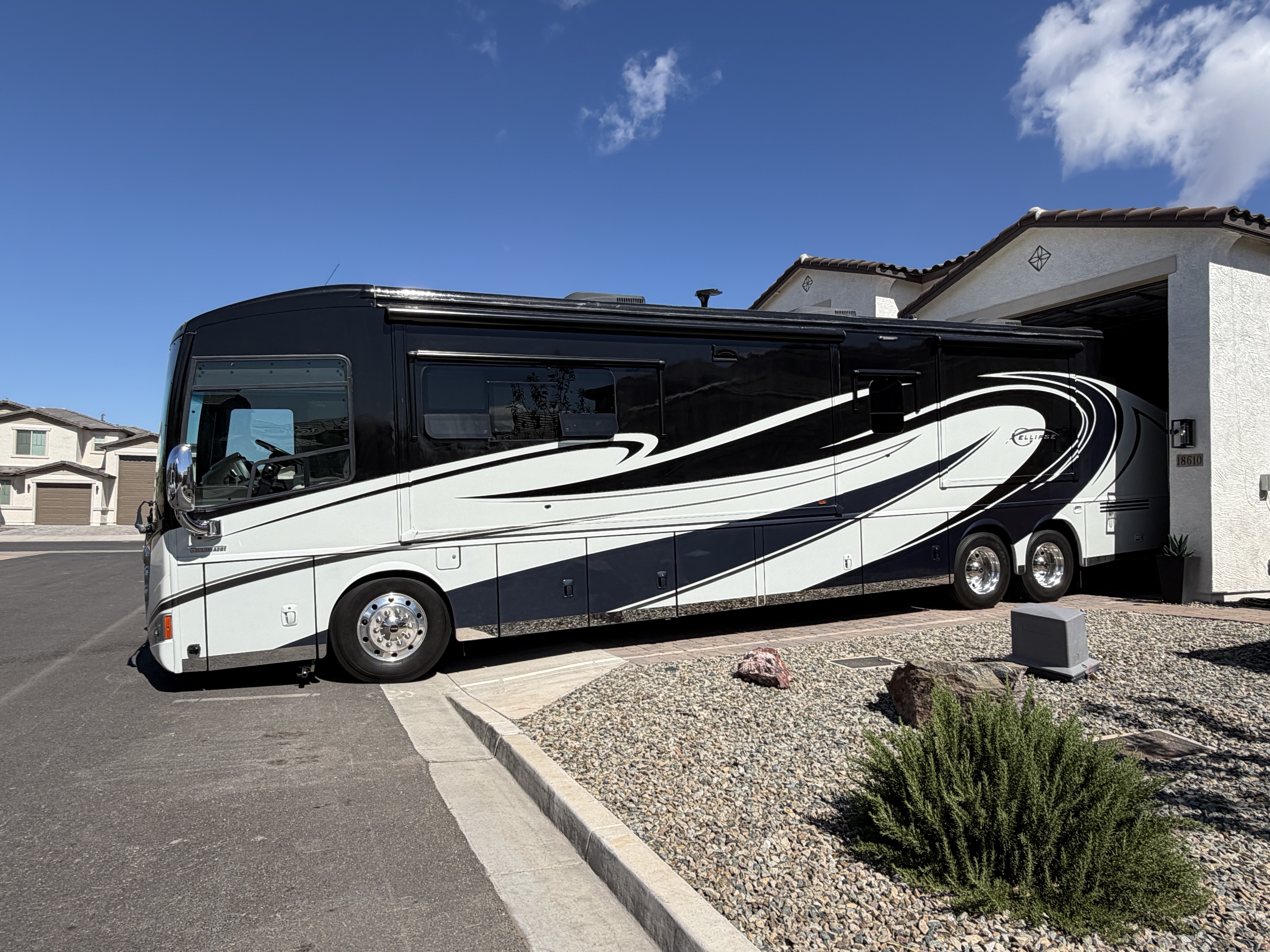 2015 Winnebago ELLIPSE 42HD in gold canyon AZ