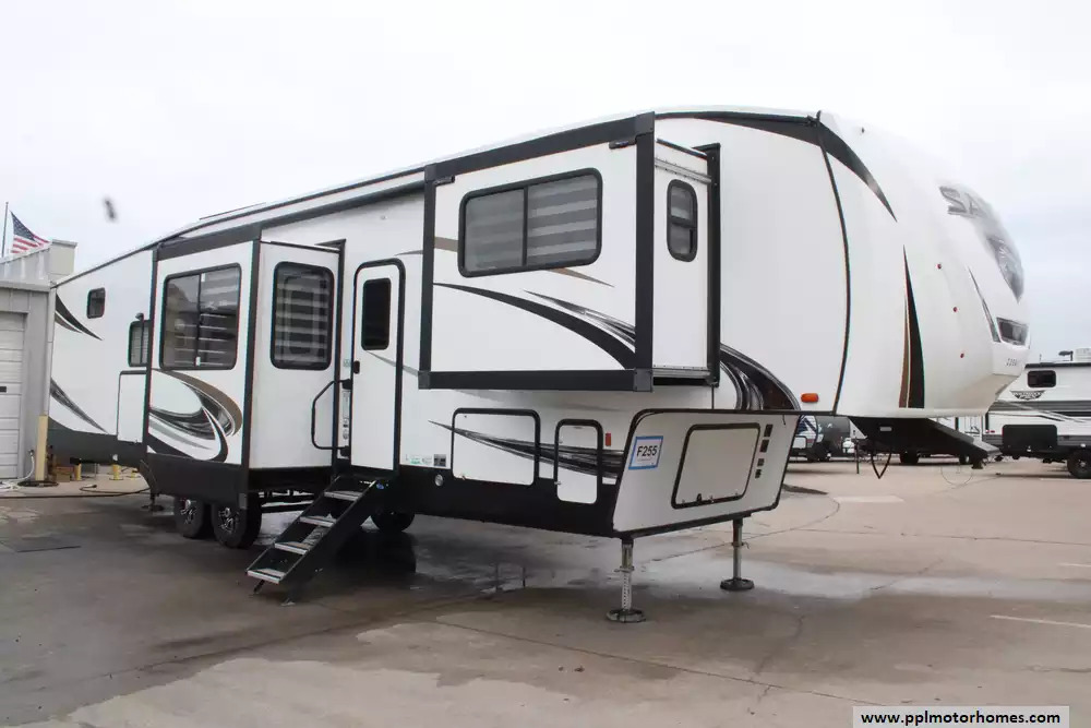 2022 Forest River Sabre Cobalt 37FLH in cleburne TX