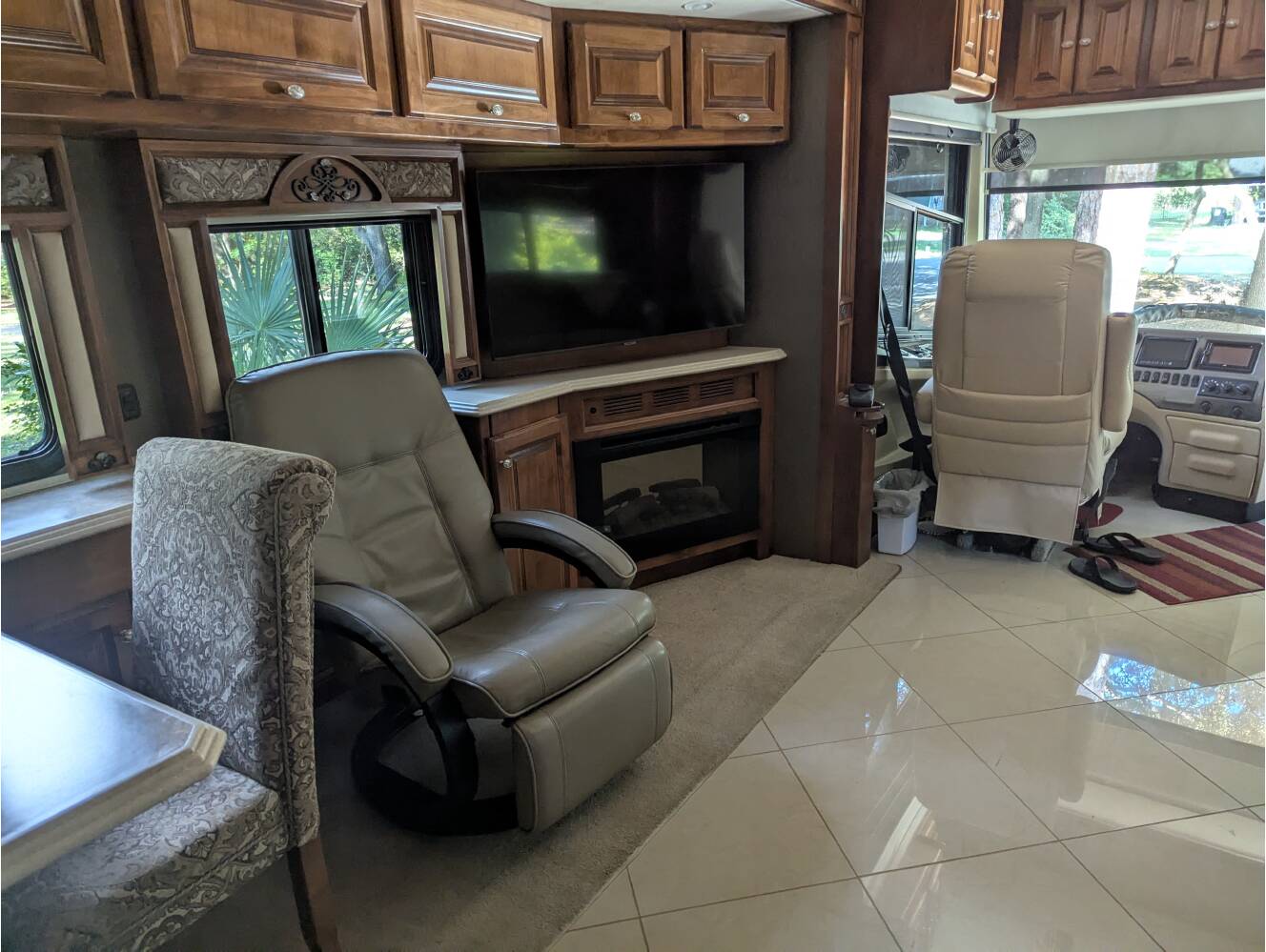 A photo of this 2013 Tiffin Motorhomes PHAETON 40 QBH