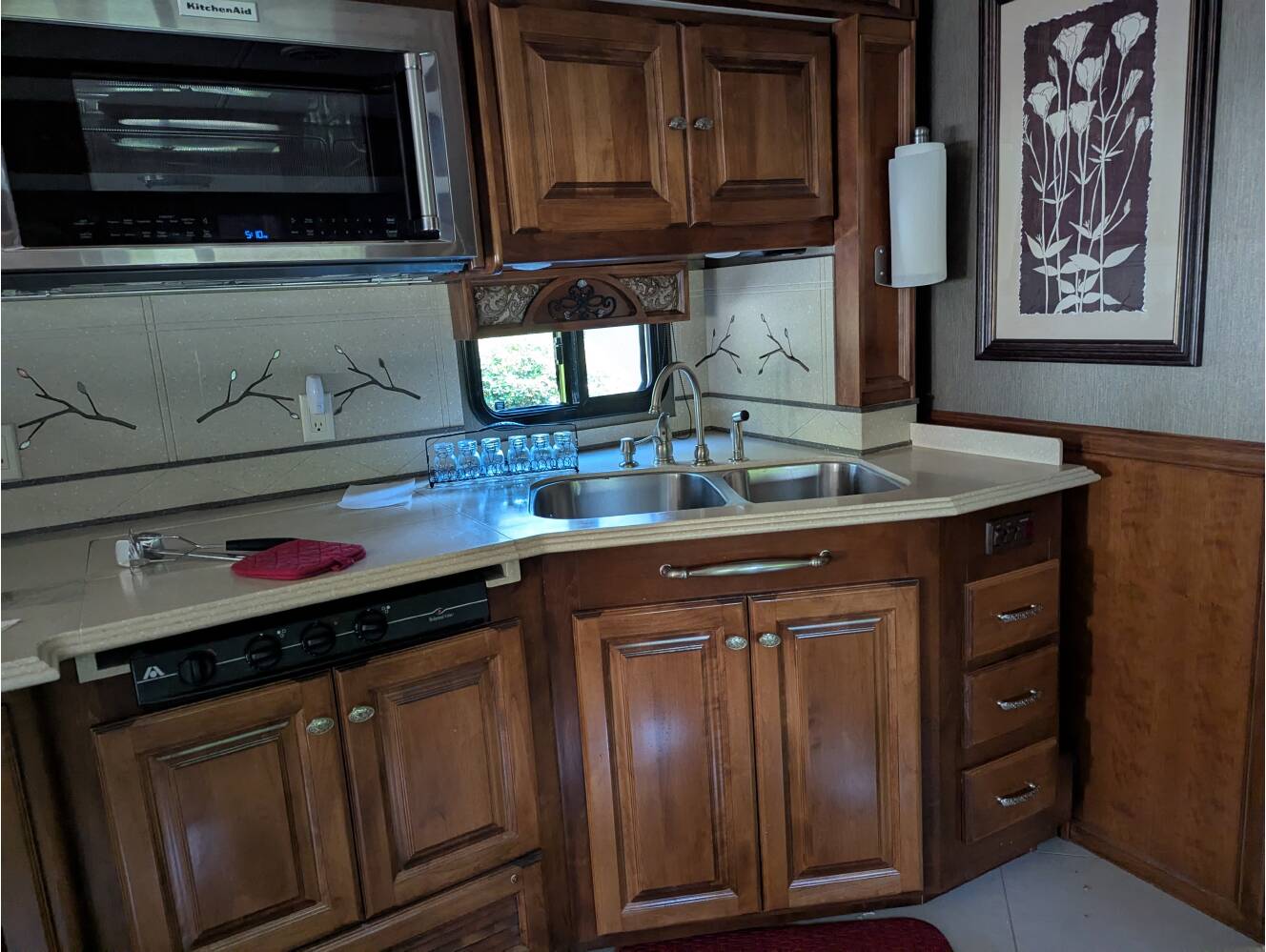 A photo of this 2013 Tiffin Motorhomes PHAETON 40 QBH