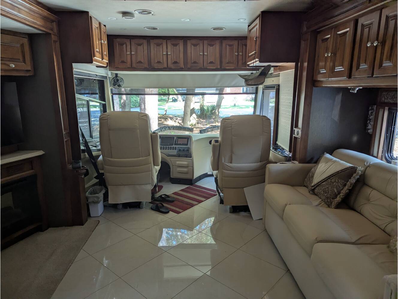 A photo of this 2013 Tiffin Motorhomes PHAETON 40 QBH
