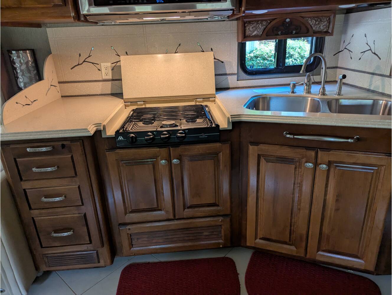 A photo of this 2013 Tiffin Motorhomes PHAETON 40 QBH