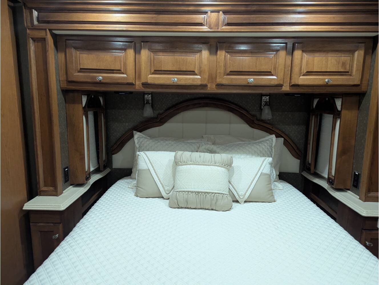 A photo of this 2013 Tiffin Motorhomes PHAETON 40 QBH