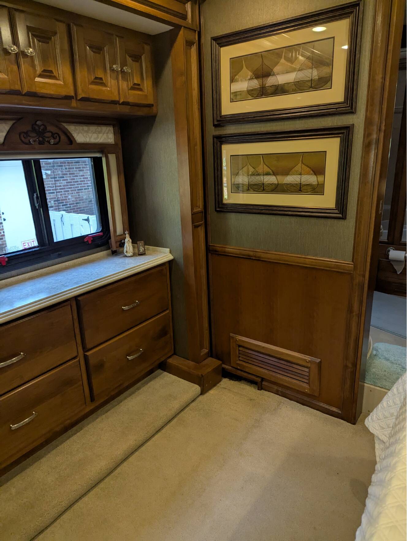 A photo of this 2013 Tiffin Motorhomes PHAETON 40 QBH