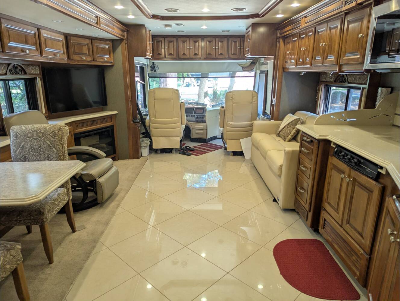 A photo of this 2013 Tiffin Motorhomes PHAETON 40 QBH