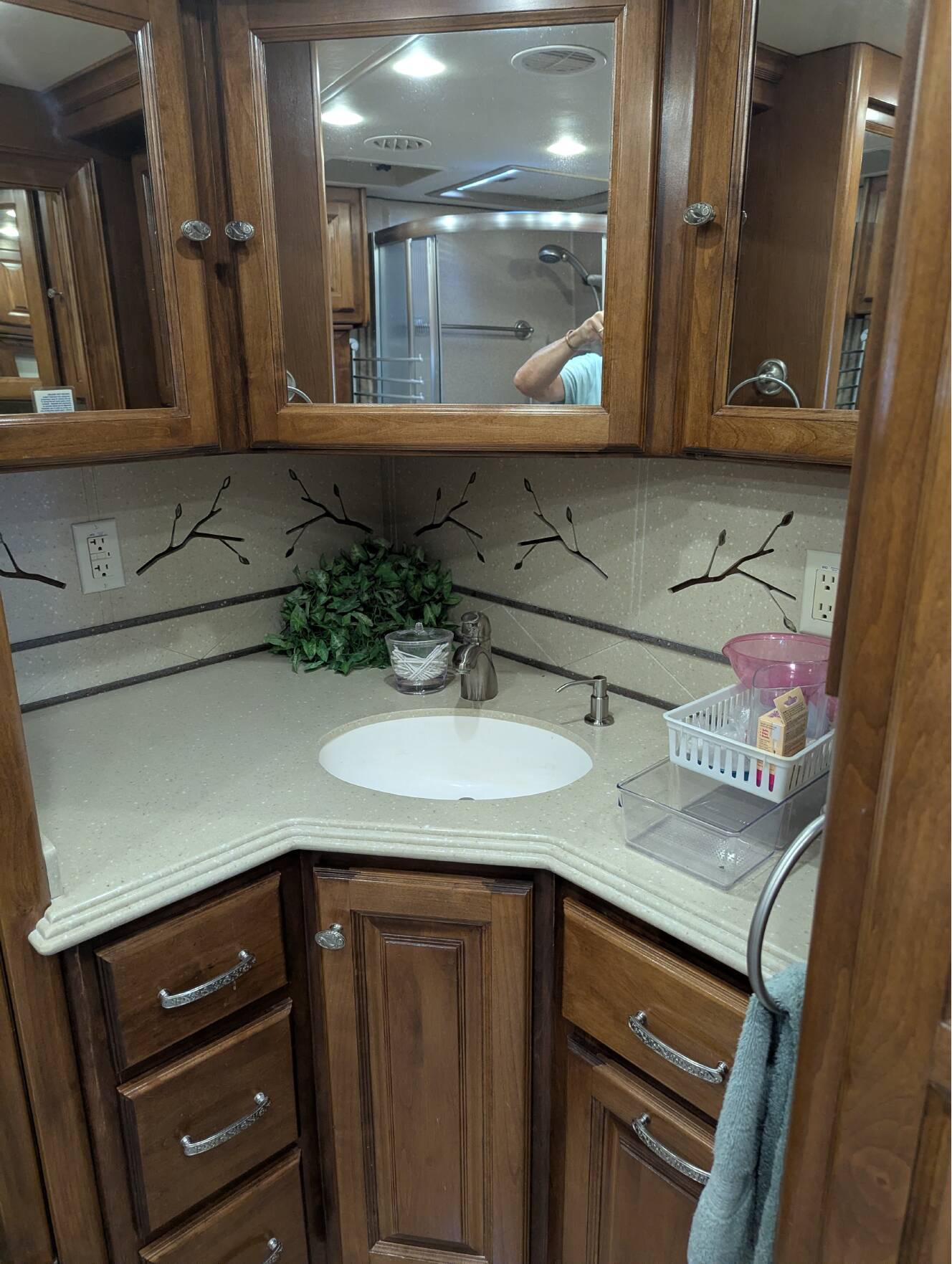 A photo of this 2013 Tiffin Motorhomes PHAETON 40 QBH