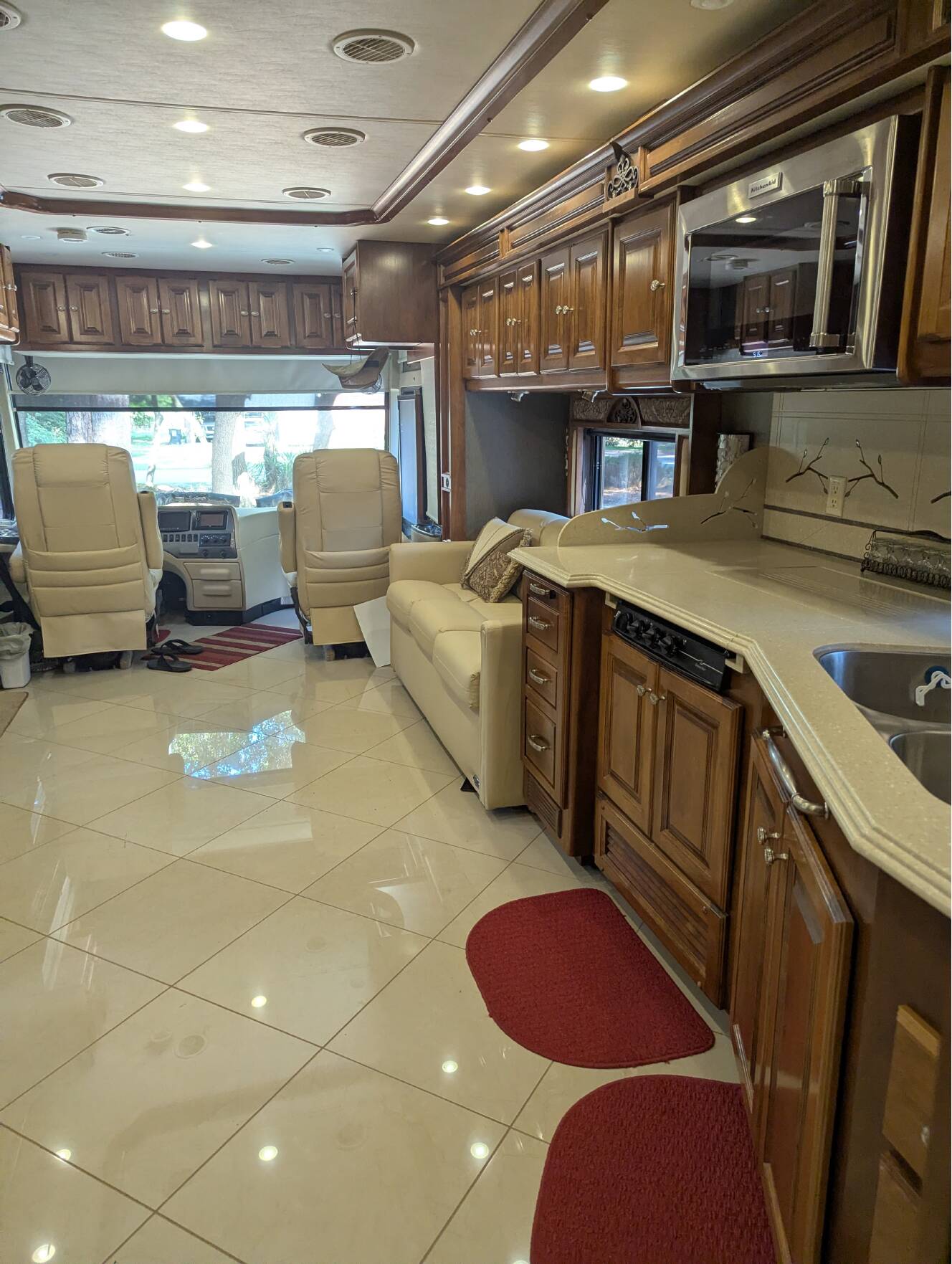 A photo of this 2013 Tiffin Motorhomes PHAETON 40 QBH