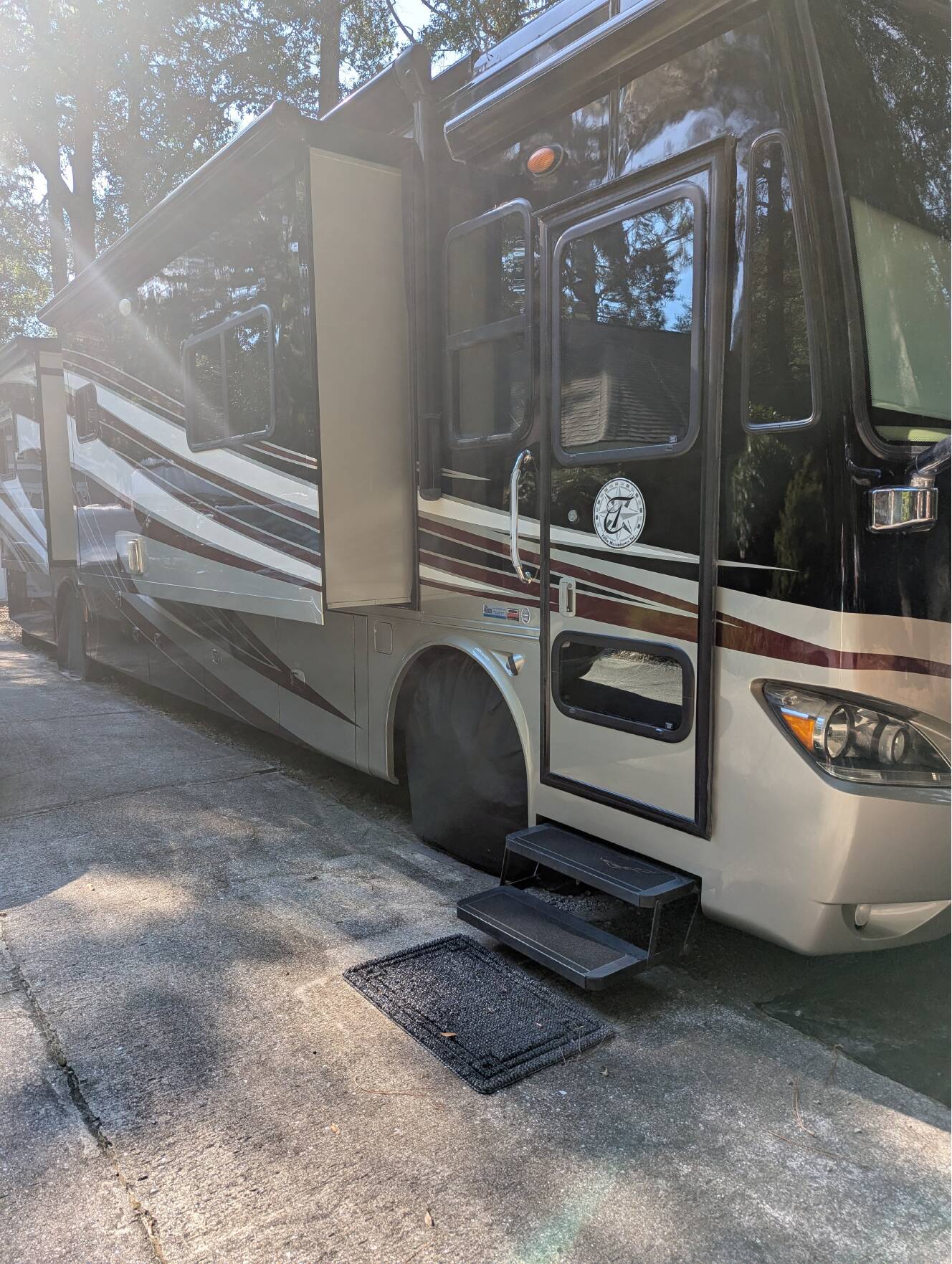 A photo of this 2013 Tiffin Motorhomes PHAETON 40 QBH