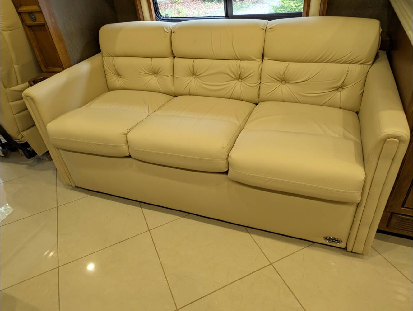 A photo of this 2013 Tiffin Motorhomes PHAETON 40 QBH