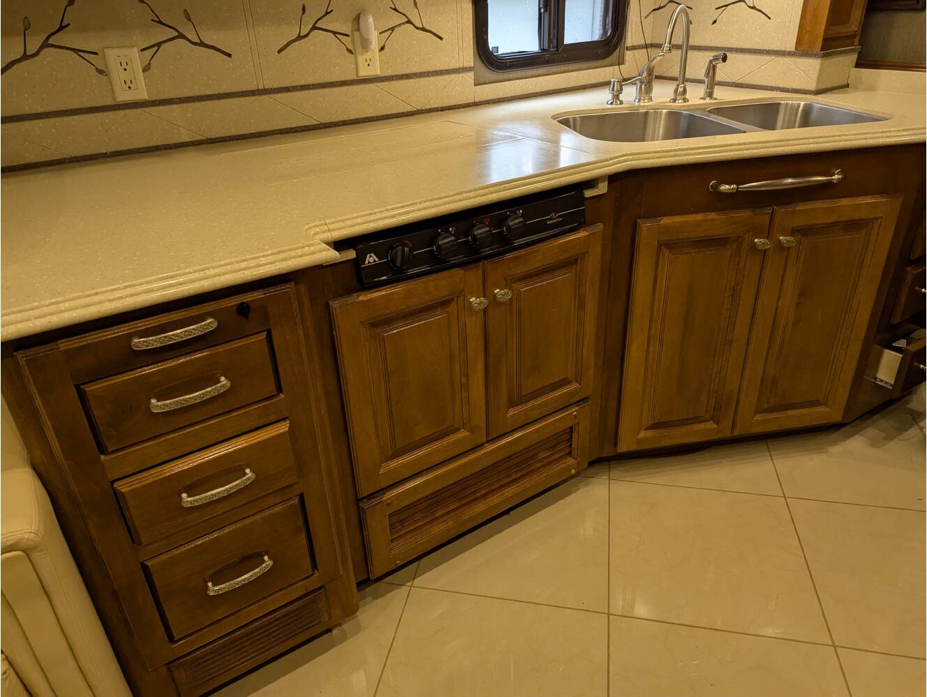 A photo of this 2013 Tiffin Motorhomes PHAETON 40 QBH