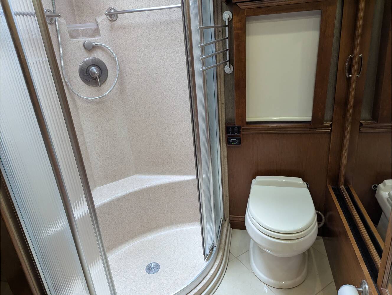 A photo of this 2013 Tiffin Motorhomes PHAETON 40 QBH
