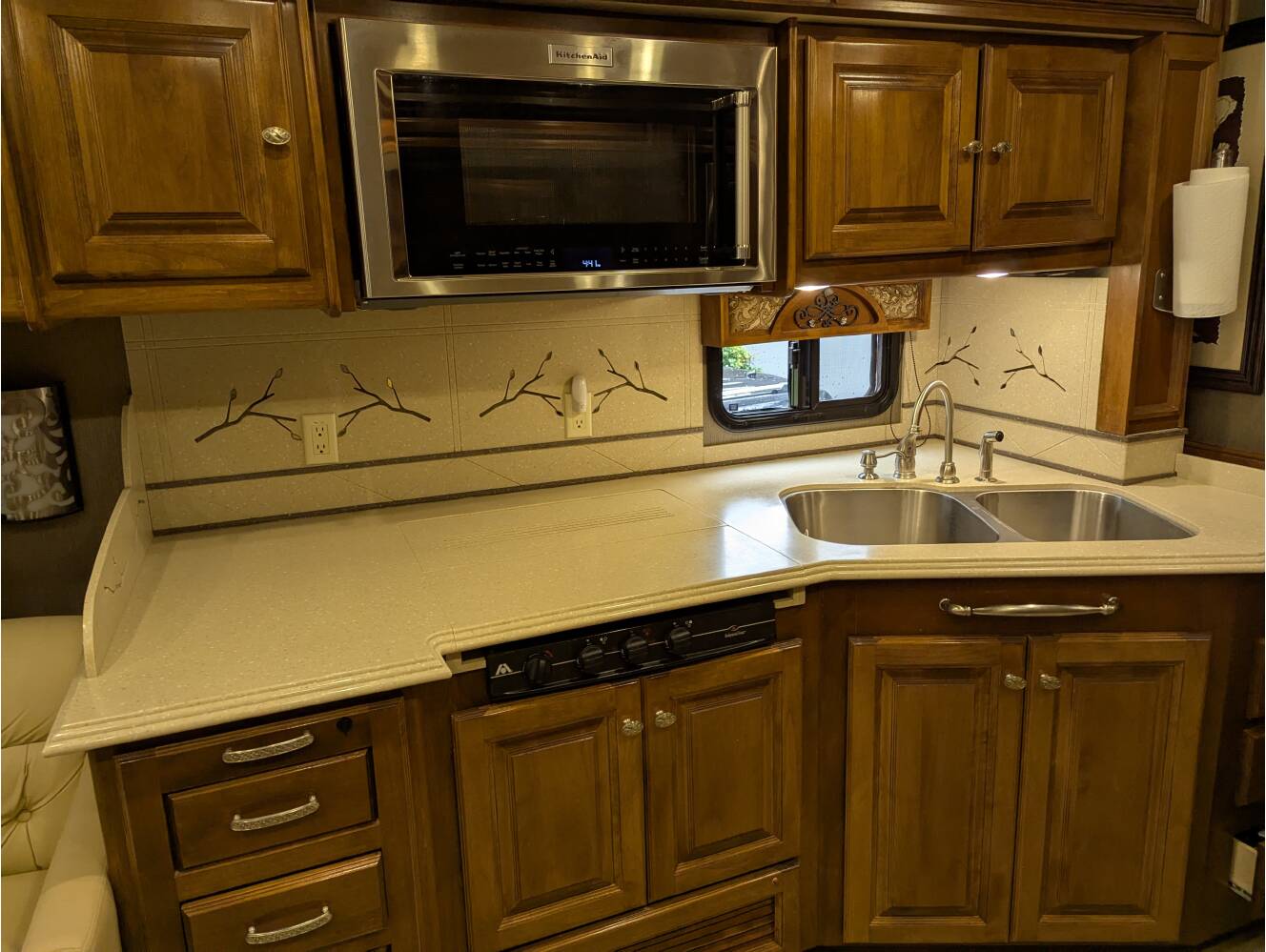 A photo of this 2013 Tiffin Motorhomes PHAETON 40 QBH