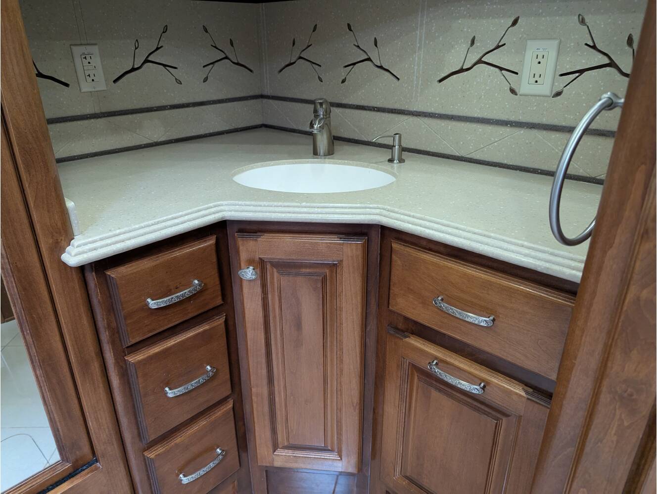 A photo of this 2013 Tiffin Motorhomes PHAETON 40 QBH
