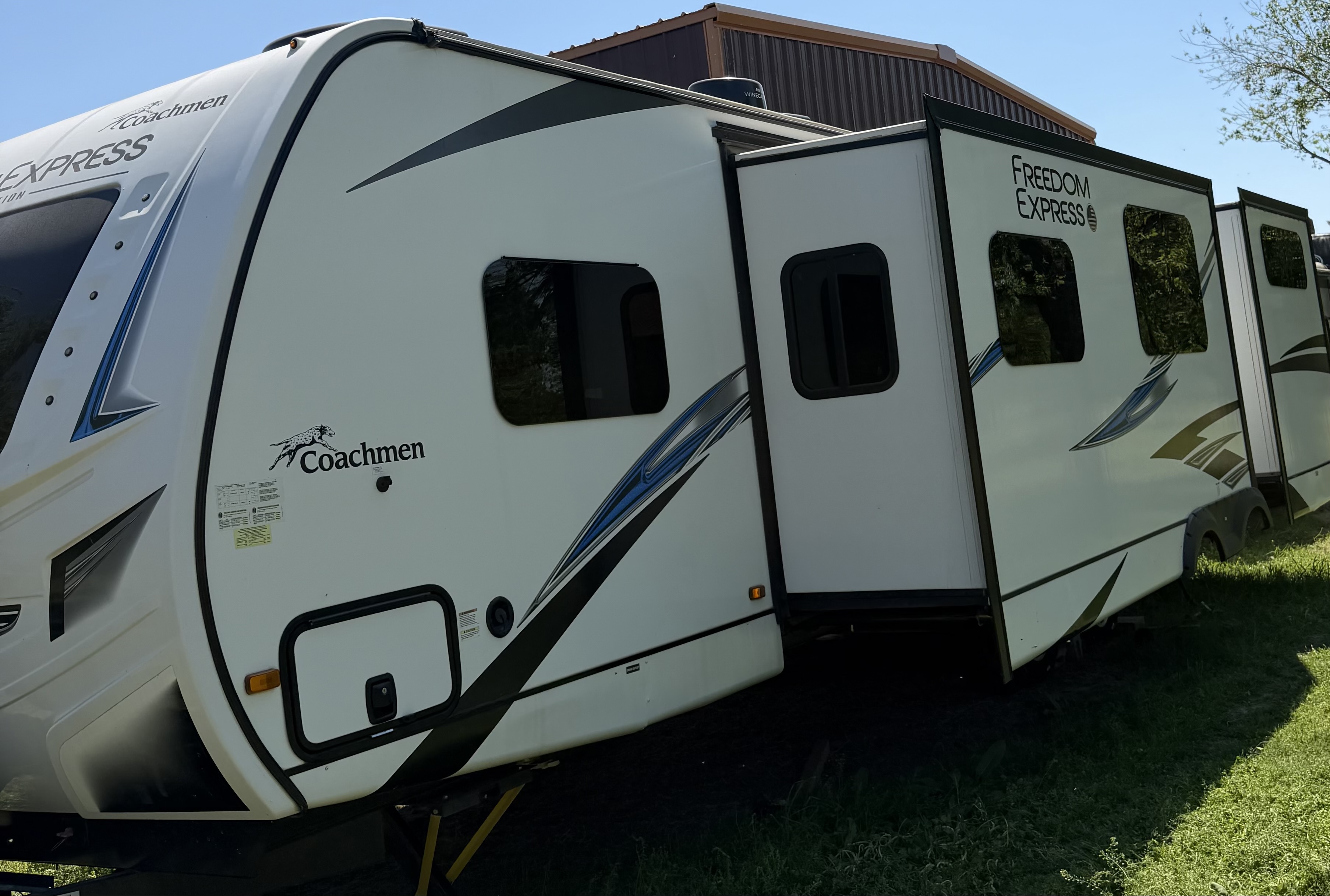 2021 Coachmen FREEDOM EXPRESS LIBERTY EDITION 310BHDSLE in crandall TX