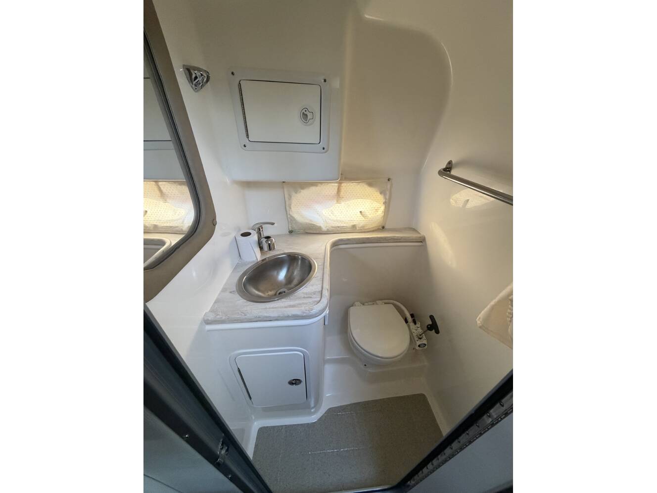 A photo of this 2015 Rinker 290 Express Cruiser