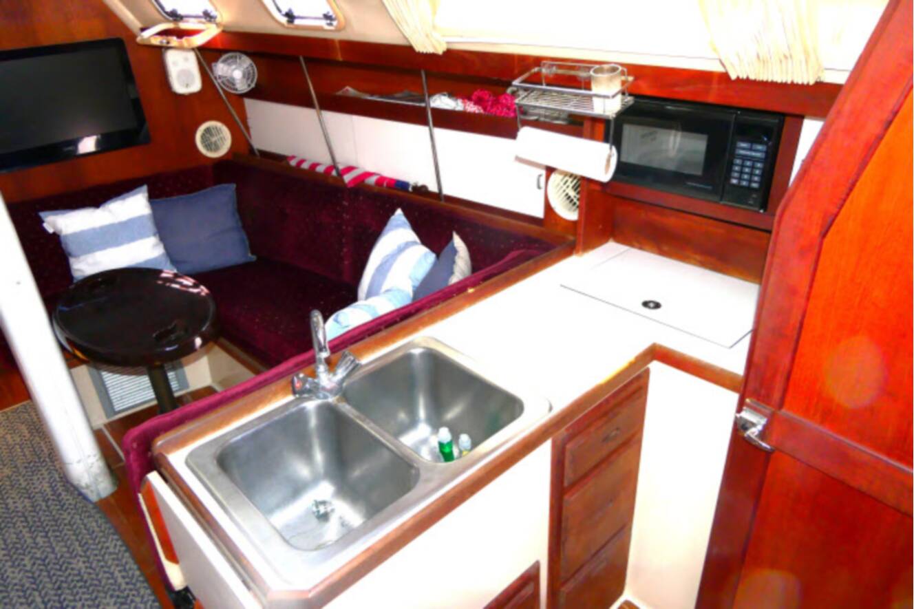 A photo of this 1989 Catalina 34 Tall Rig