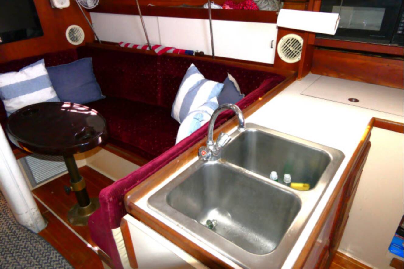 A photo of this 1989 Catalina 34 Tall Rig