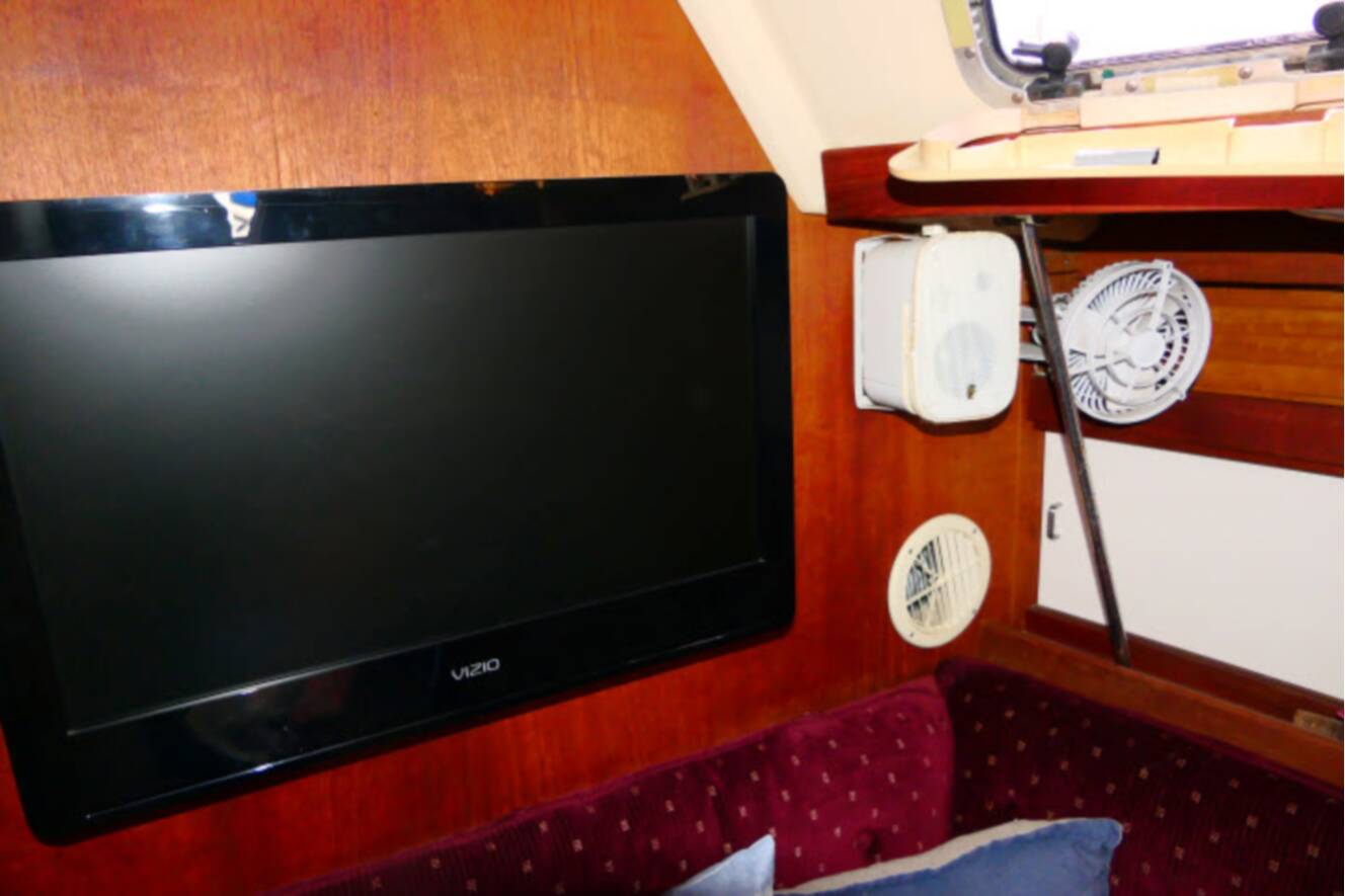 A photo of this 1989 Catalina 34 Tall Rig