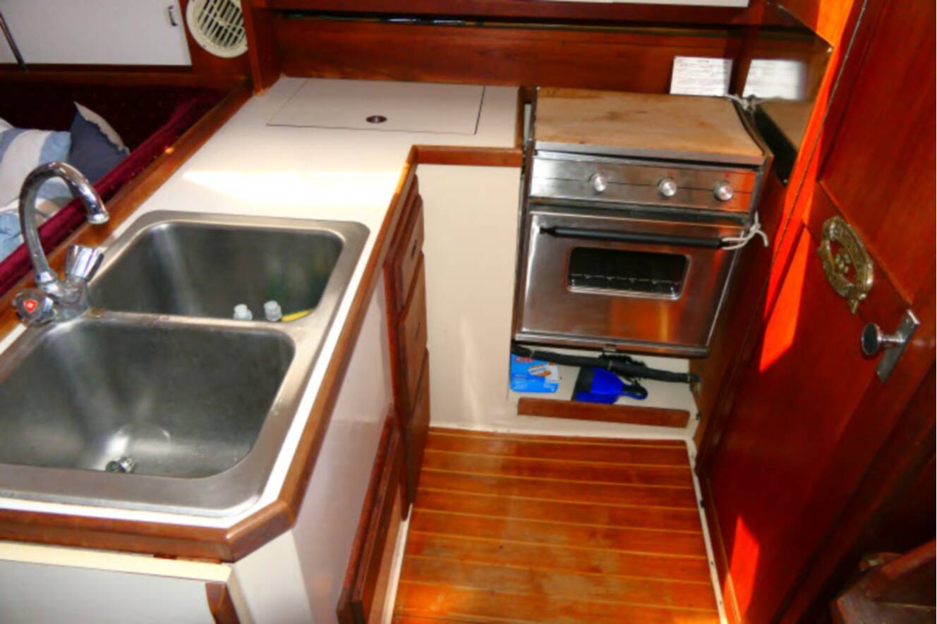 A photo of this 1989 Catalina 34 Tall Rig
