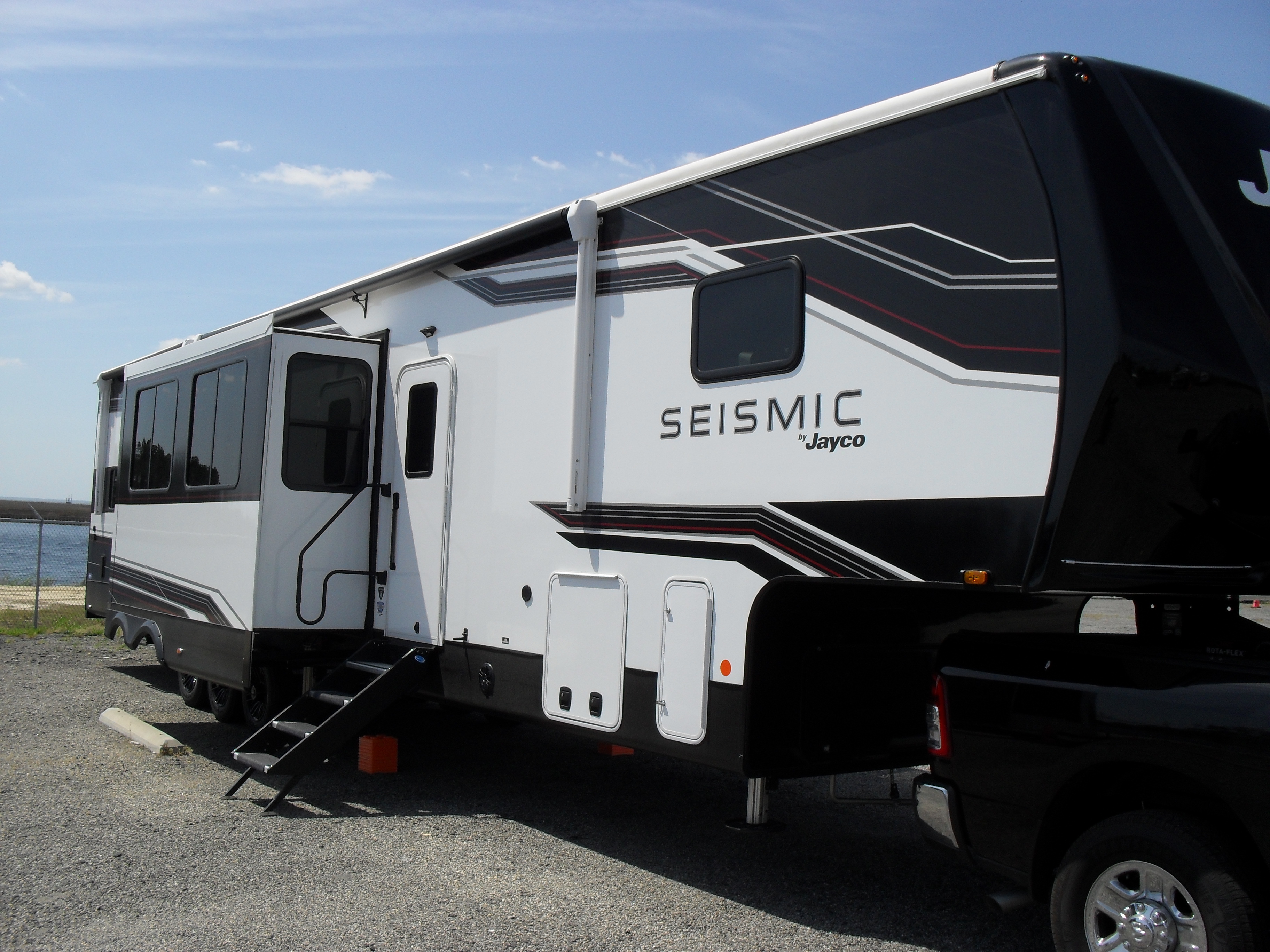 2026 Jayco SEISMIC 395 RV