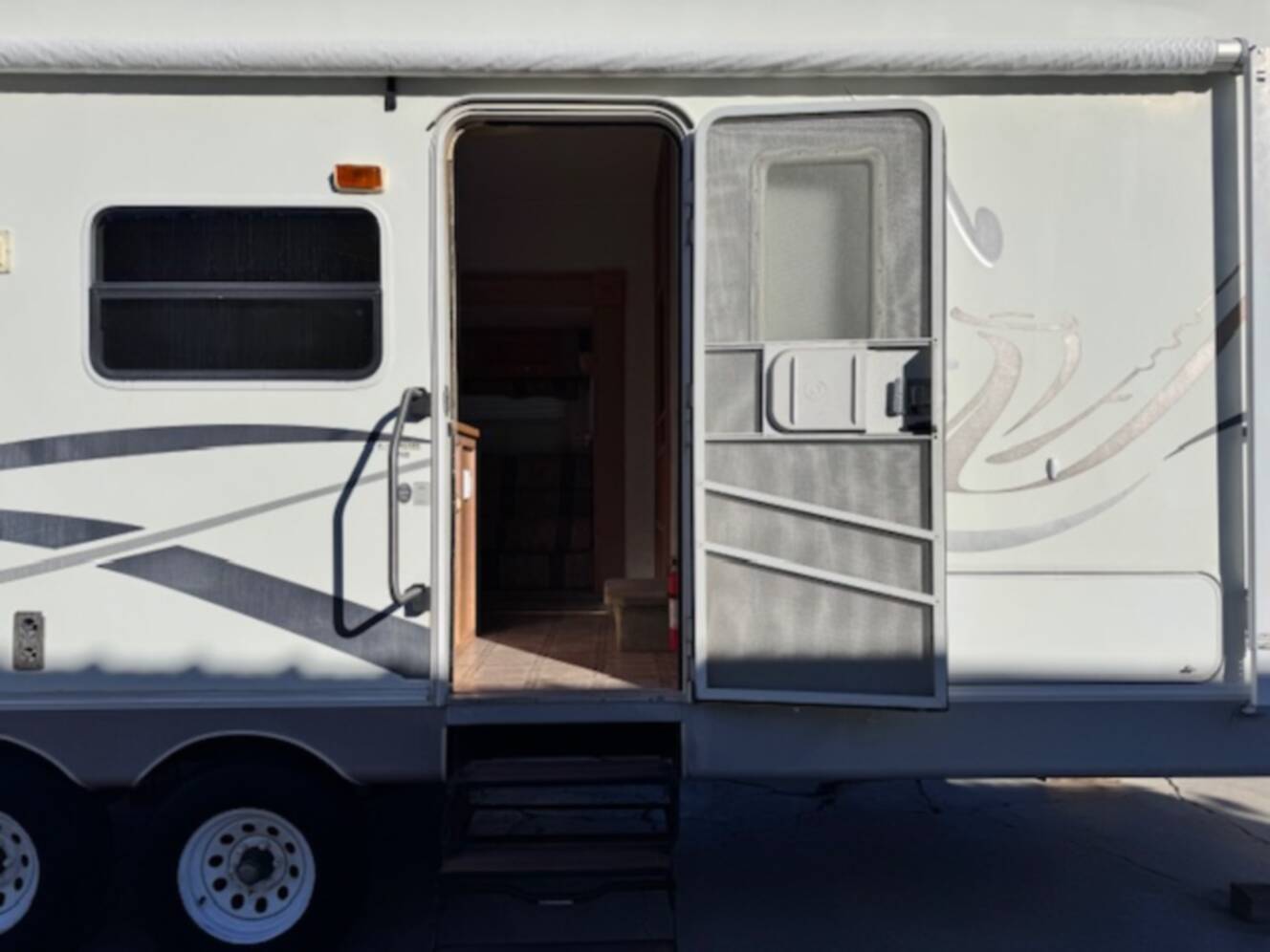 A photo of this 2003 Thor Motor Coach JAZZ 2780BH