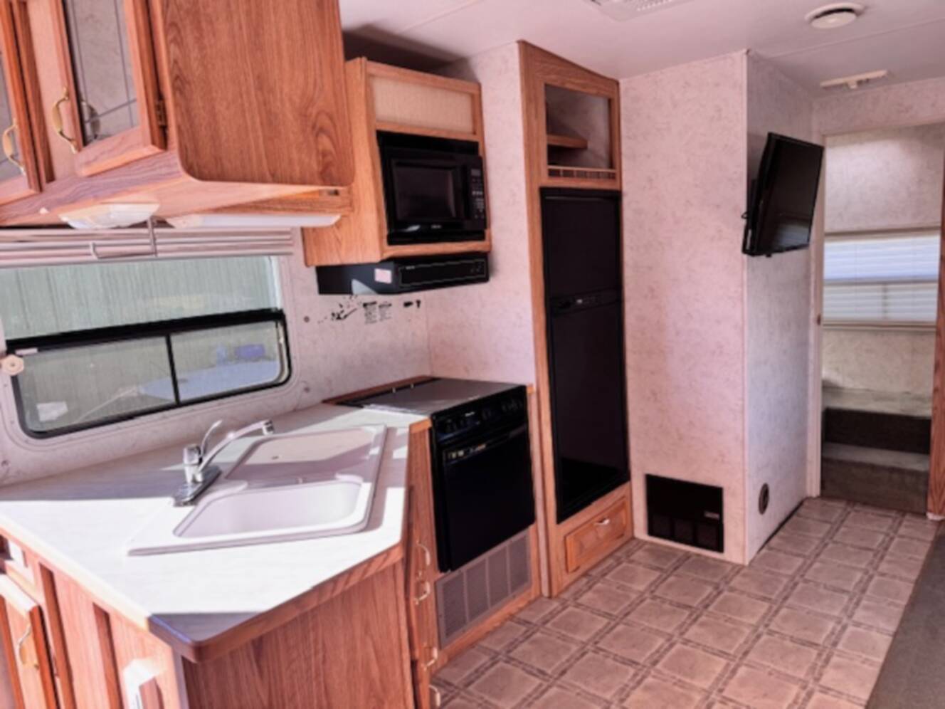 A photo of this 2003 Thor Motor Coach JAZZ 2780BH