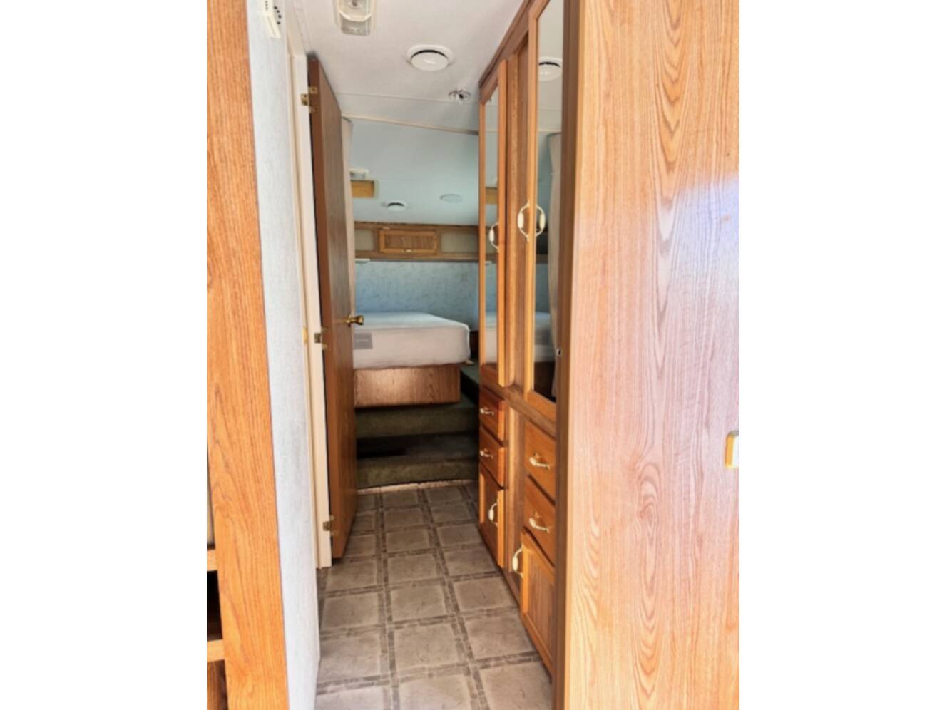 A photo of this 2003 Thor Motor Coach JAZZ 2780BH
