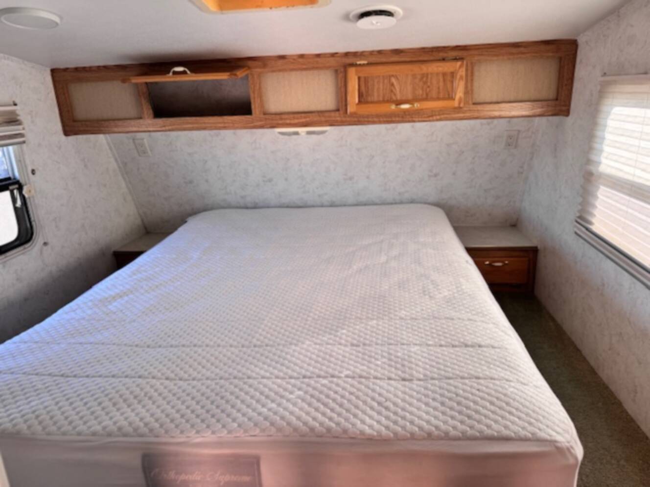 A photo of this 2003 Thor Motor Coach JAZZ 2780BH
