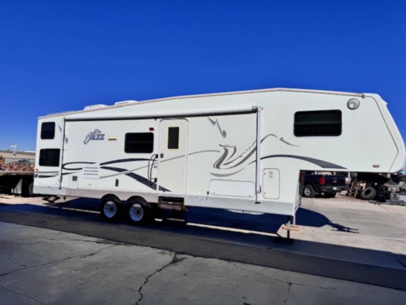A photo of this 2003 Thor Motor Coach JAZZ 2780BH