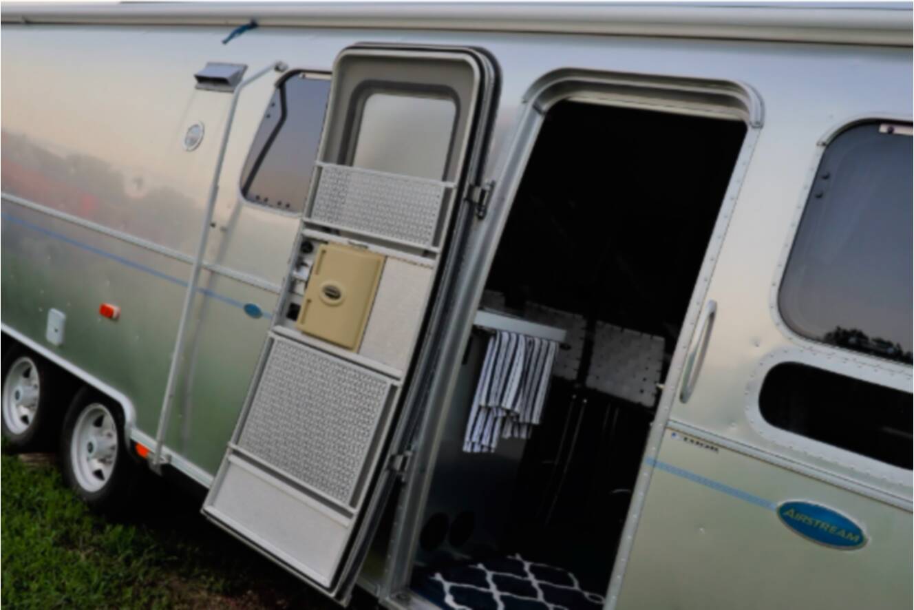 A photo of this 2002 Airstream CLASSIC 30RB