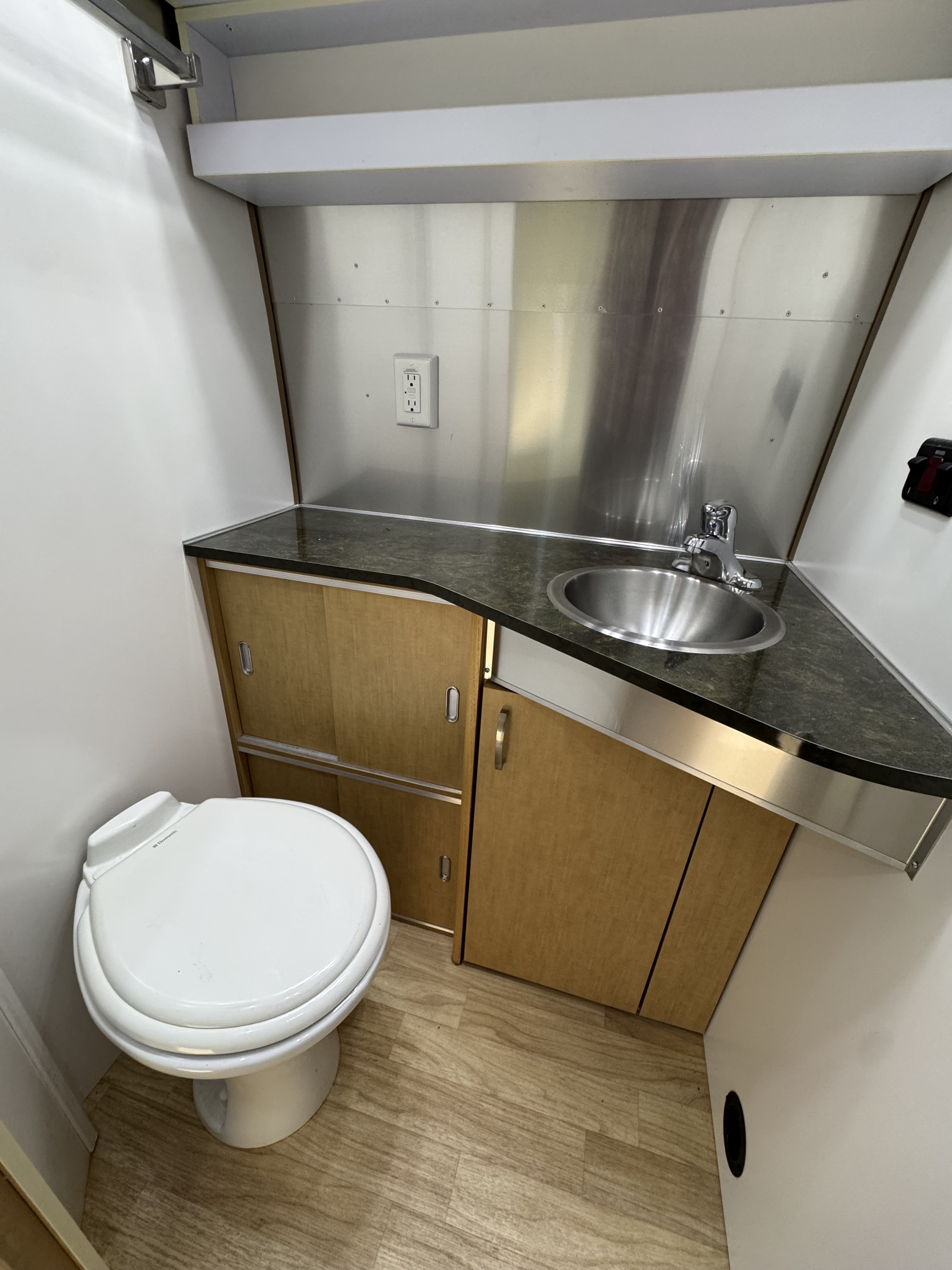 2012 Airstream FLYING CLOUD 25RB QUEEN in austin TX