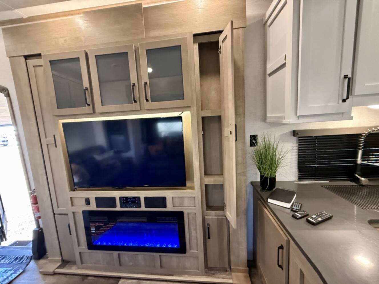 A photo of this 2022 Keystone RAPTOR 423